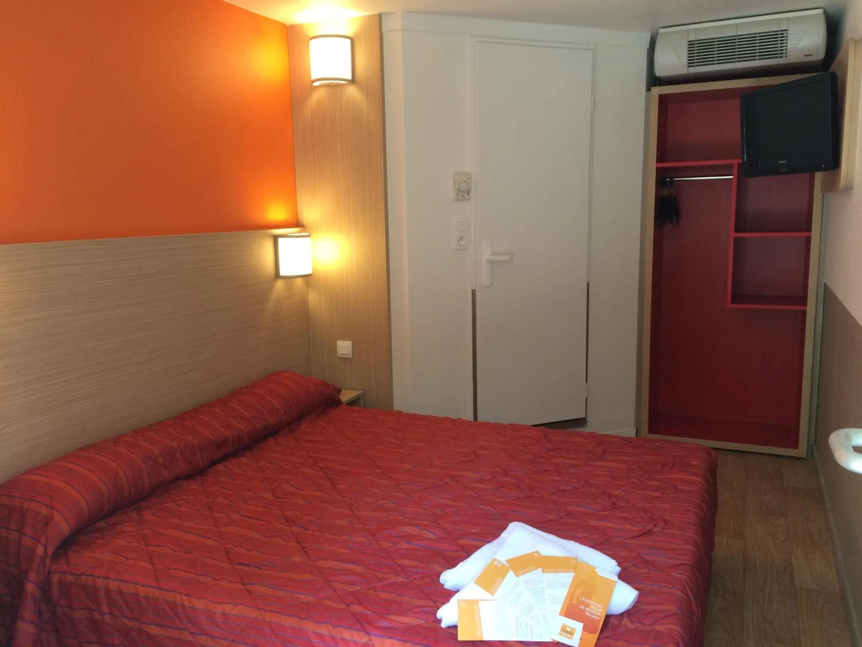 Photo of the whole room, Bed in Premiere Classe Marseille La Valentine