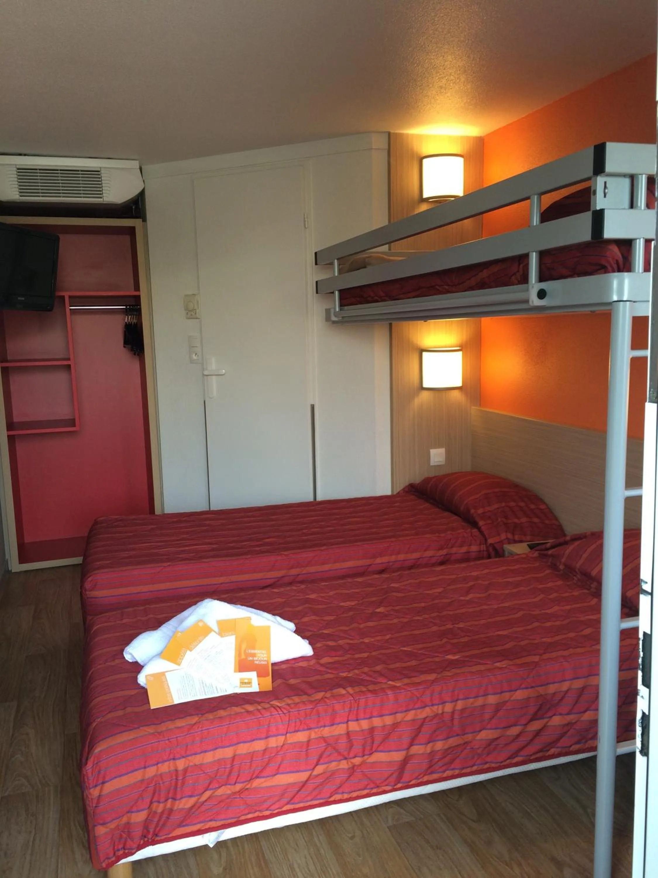 Photo of the whole room, Bed in Premiere Classe Marseille La Valentine