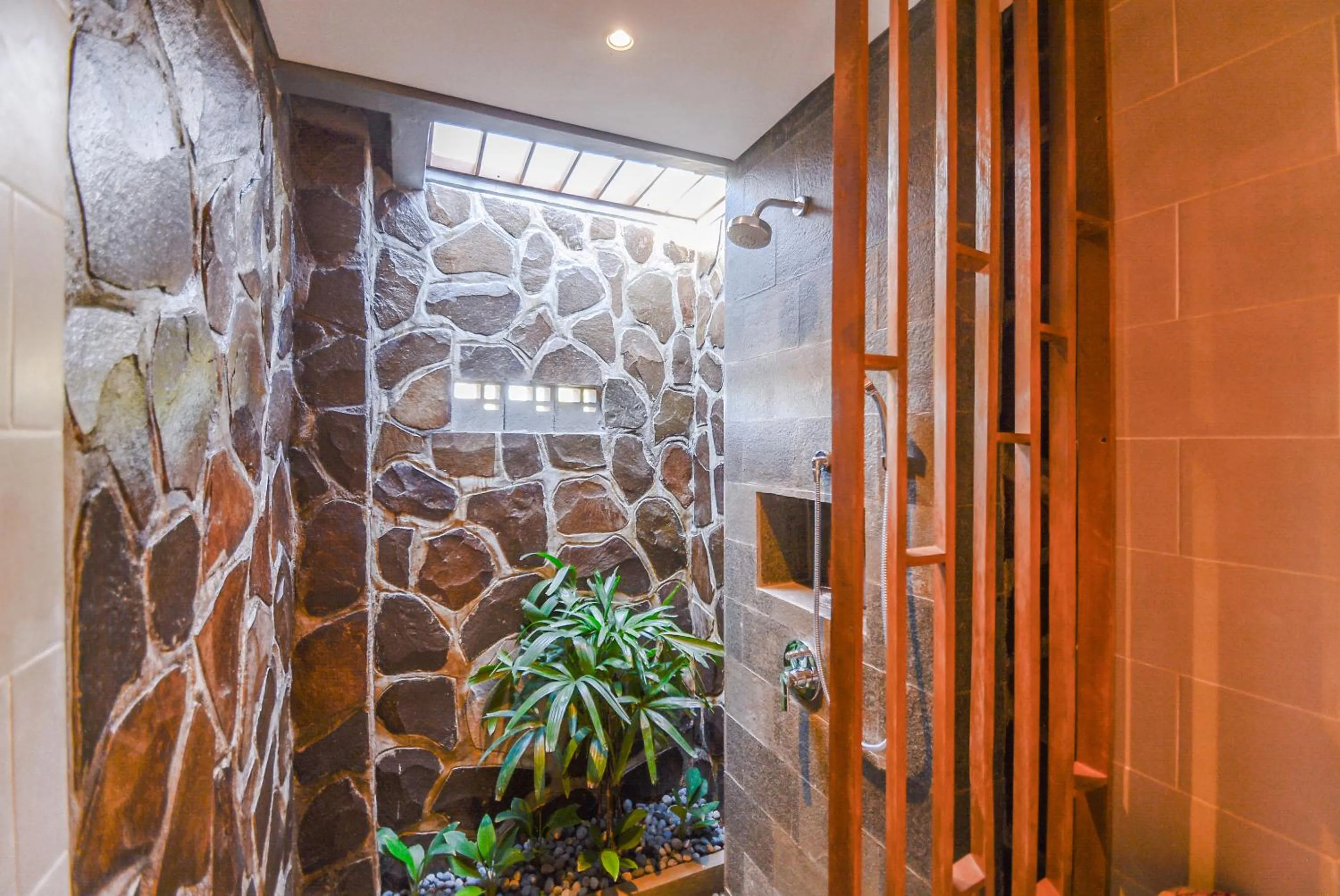 Shower in Villa Kupu Kupu Bingin