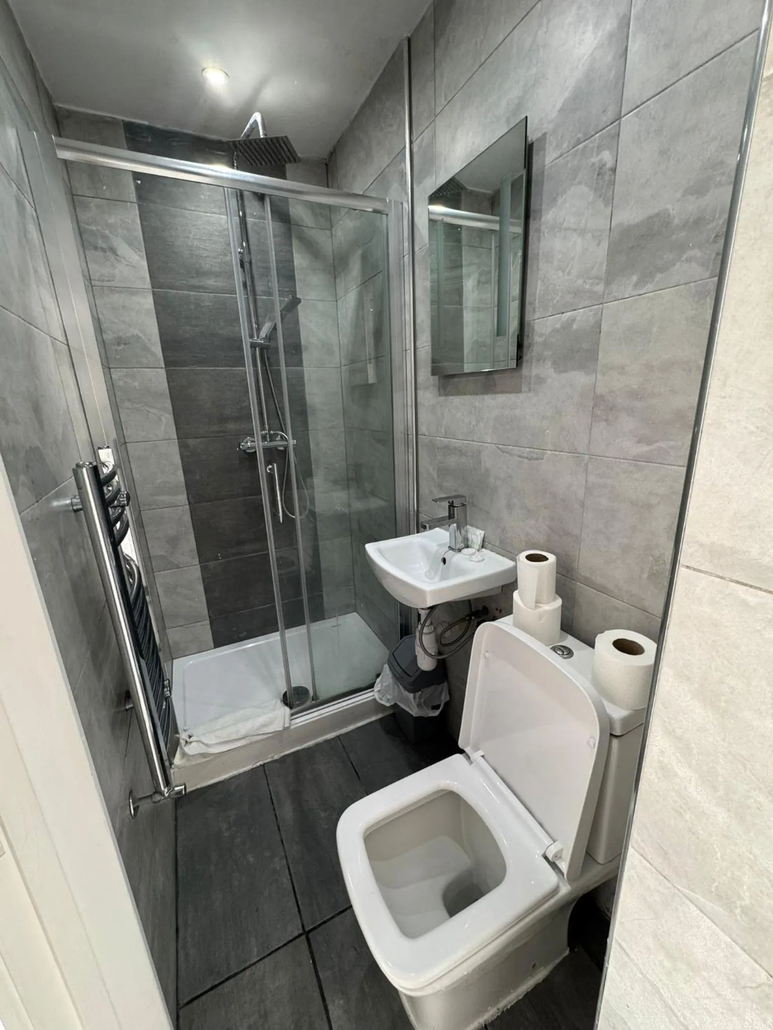 Shower in Golders Park Hotel