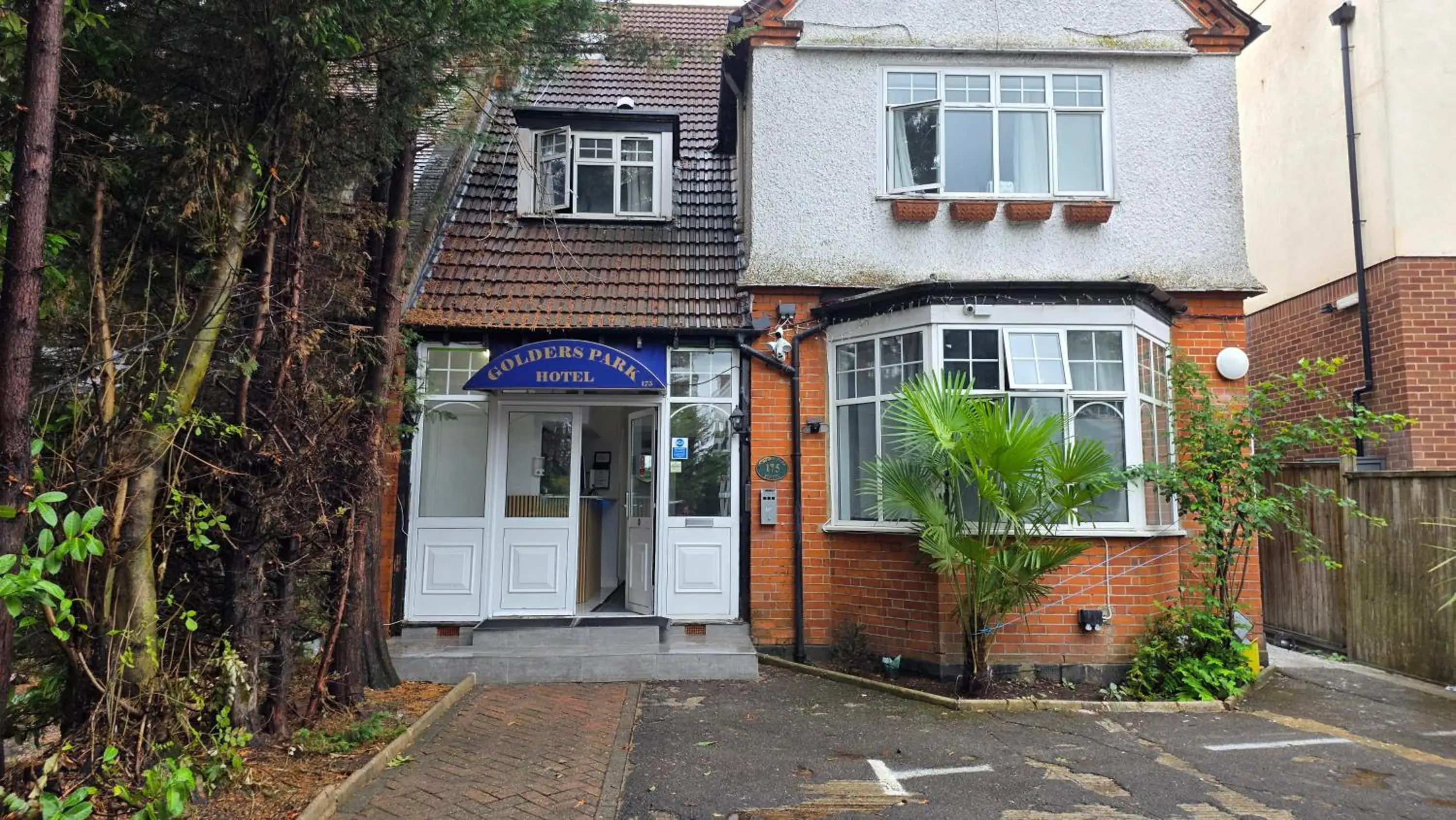 Property building in Golders Park Hotel Property building in Golders Park Hotel