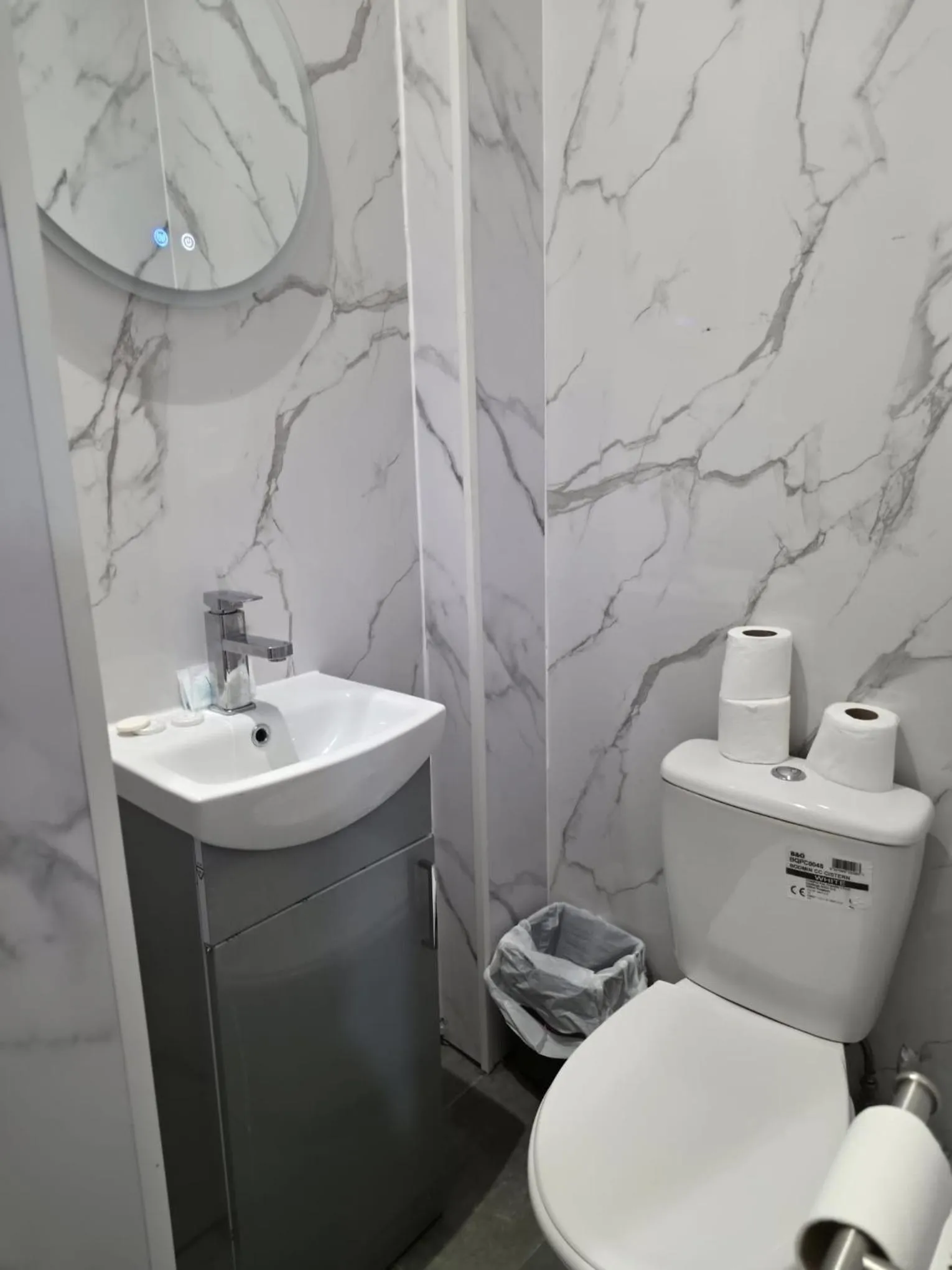 Toilet in Golders Park Hotel