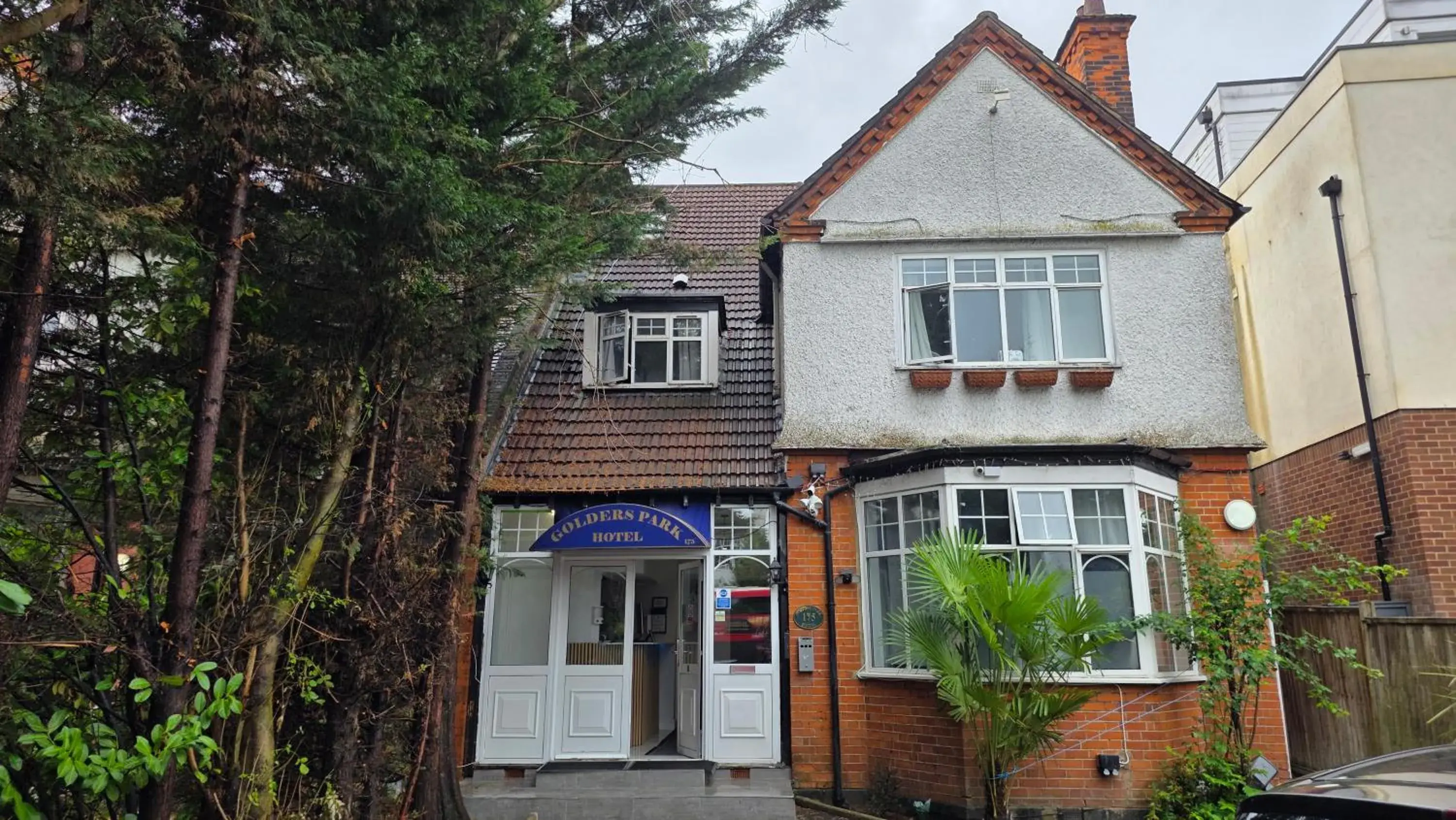 Property building in Golders Park Hotel Property building in Golders Park Hotel