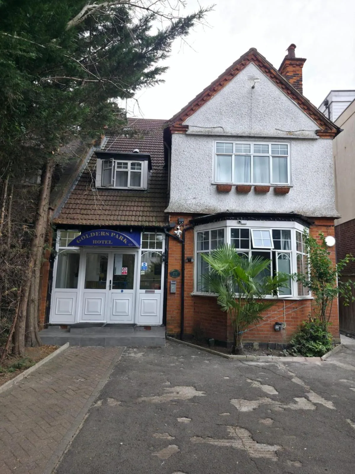 Property building in Golders Park Hotel