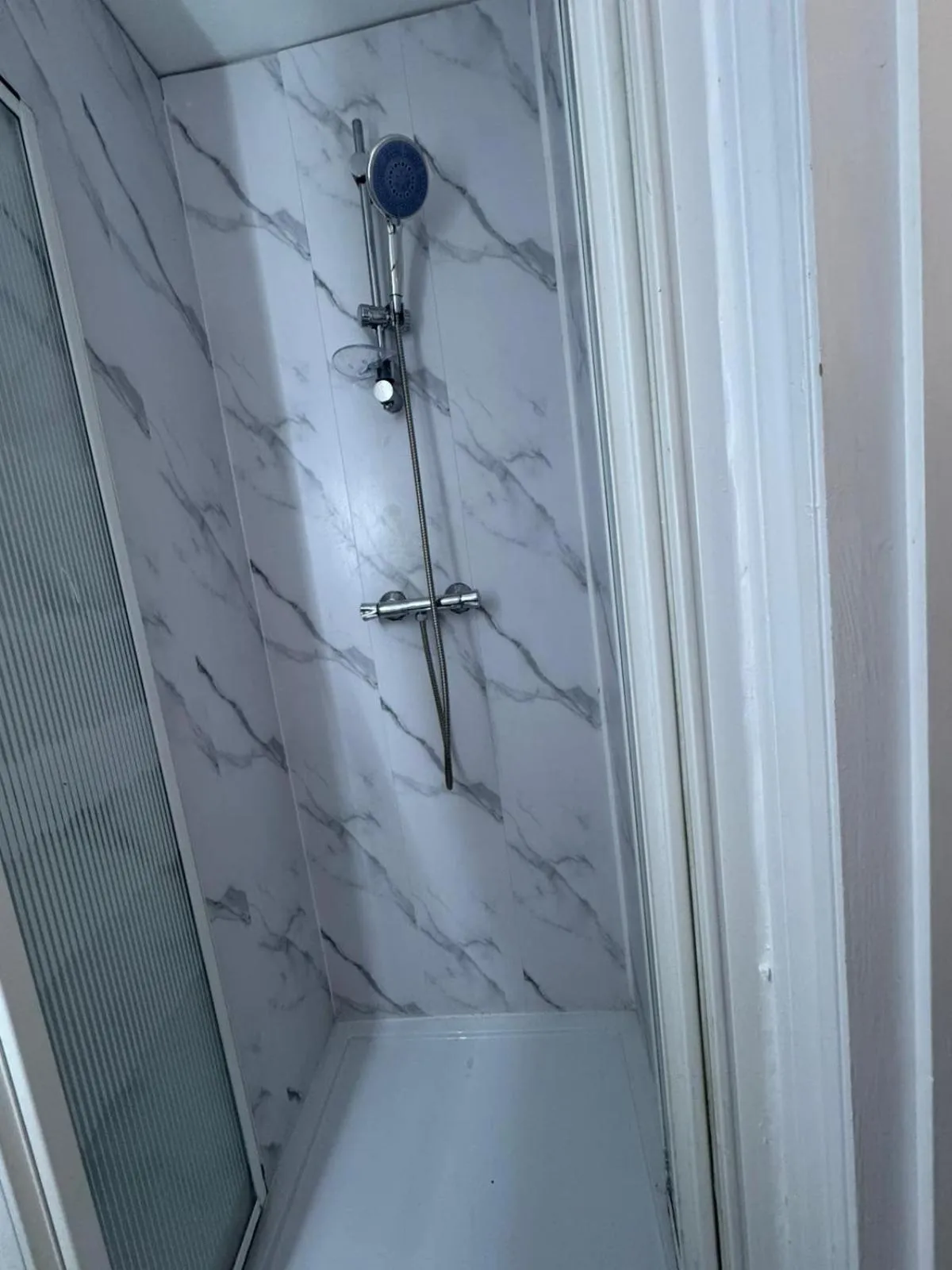 Shower in Golders Park Hotel