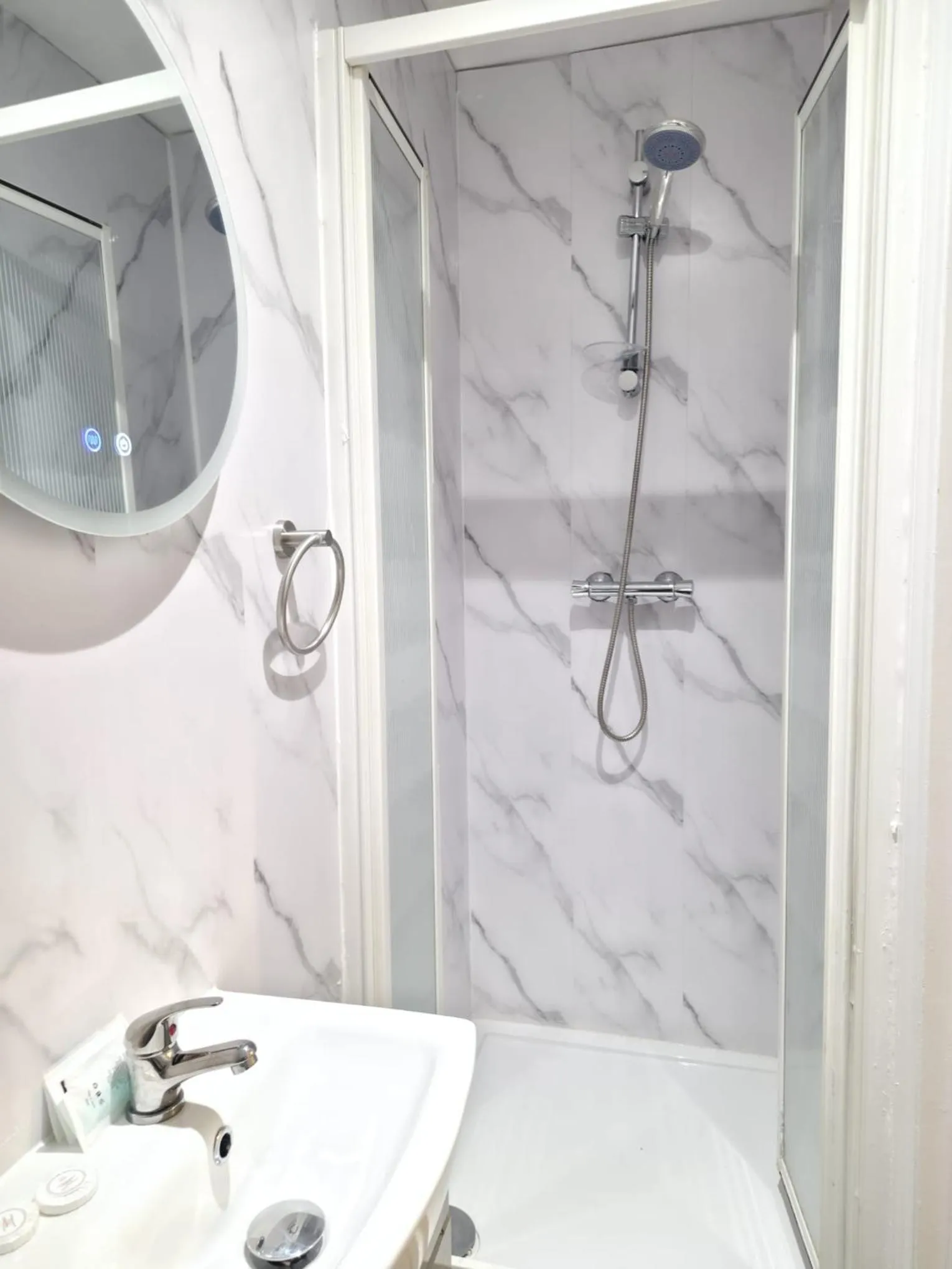 Shower in Golders Park Hotel