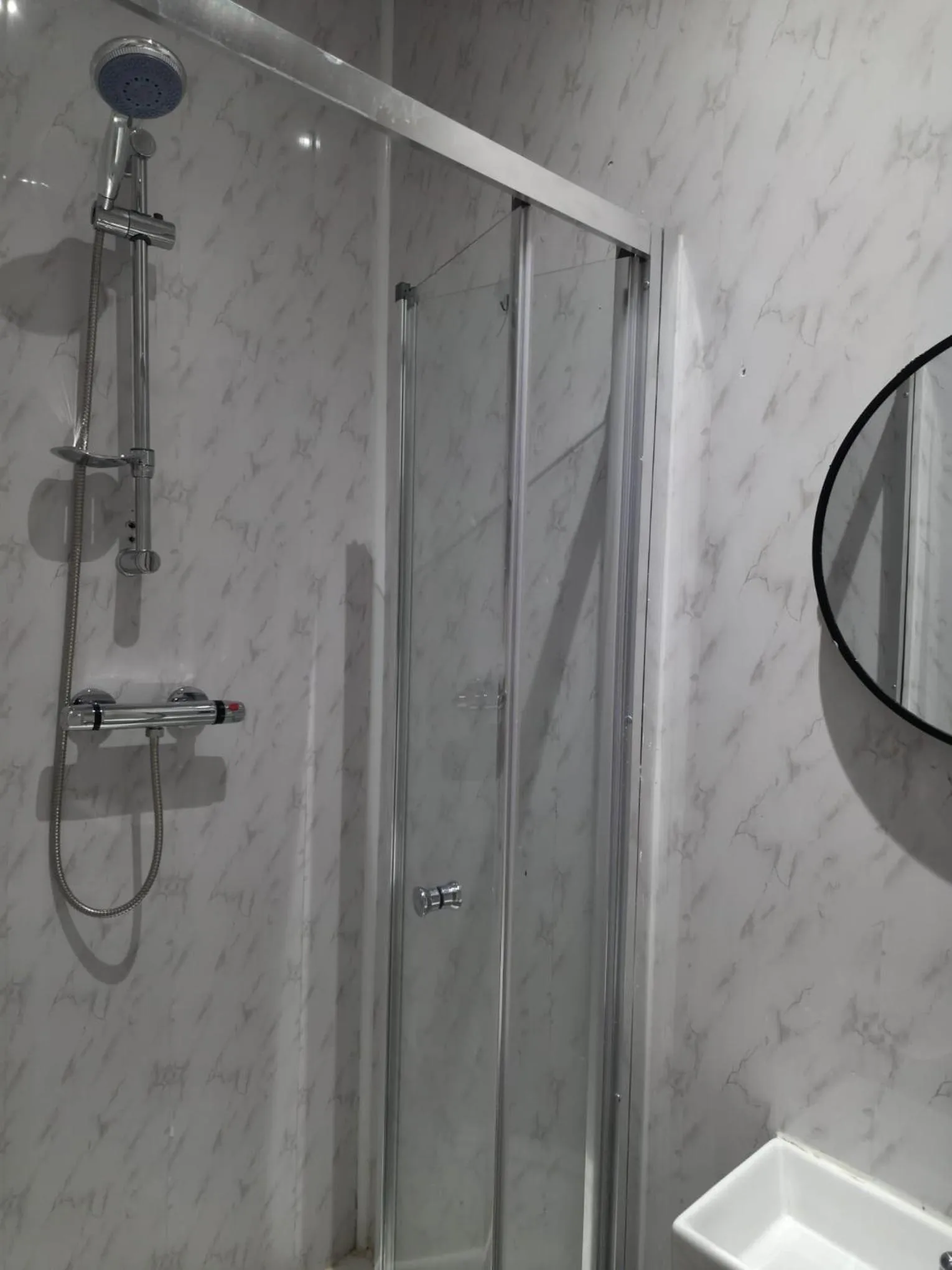 Shower in Golders Park Hotel