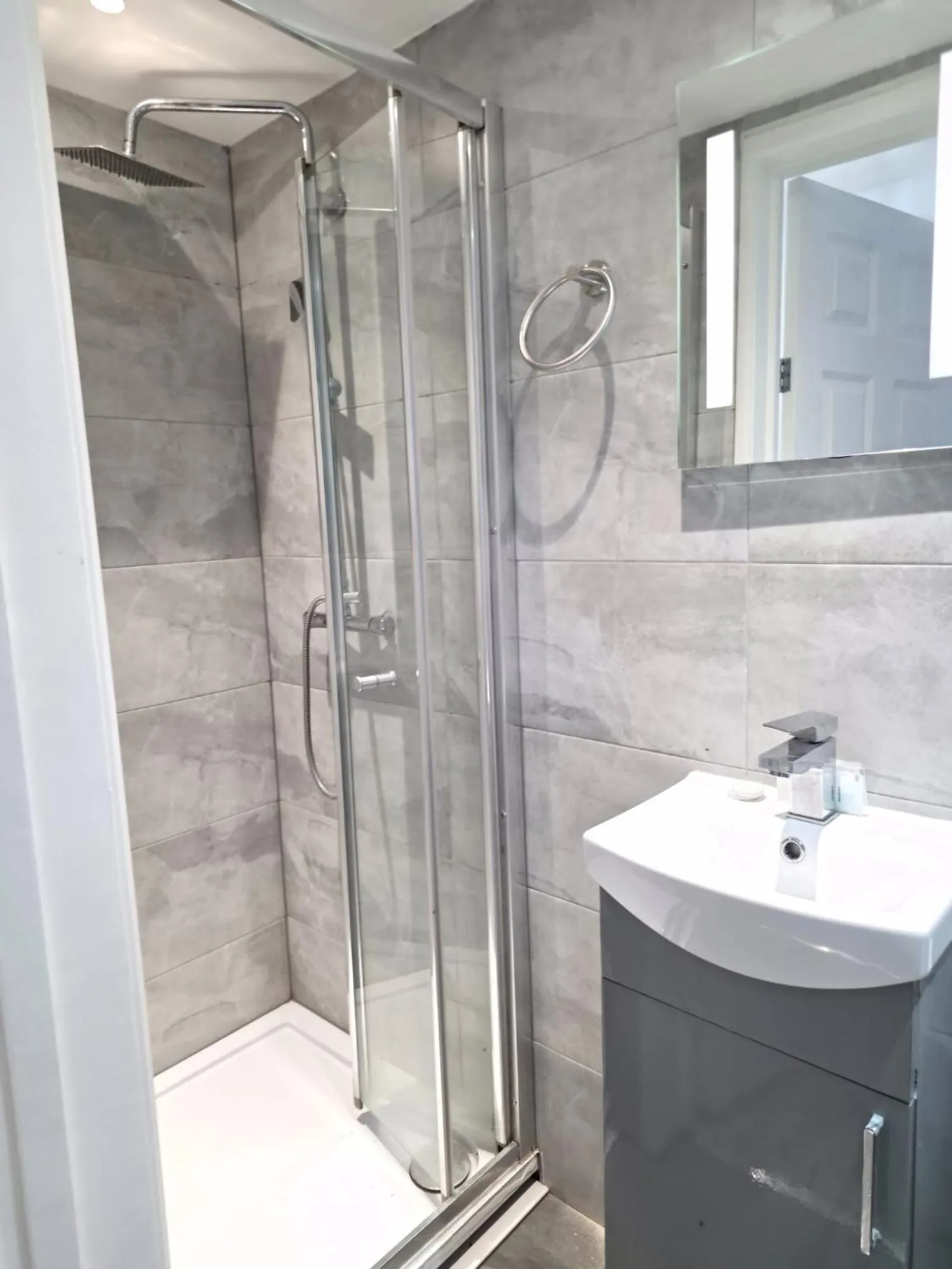 Shower in Golders Park Hotel