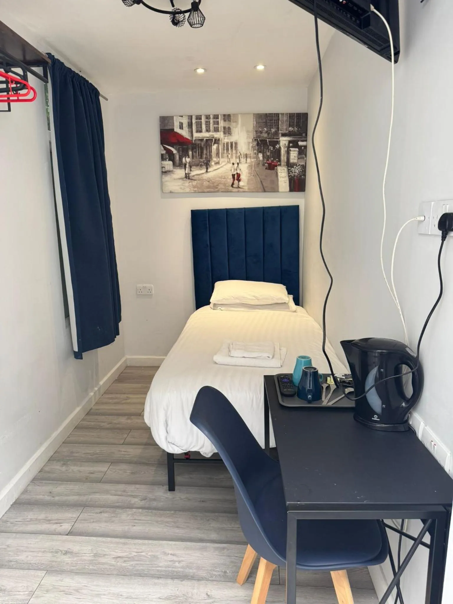 Bed in Golders Park Hotel