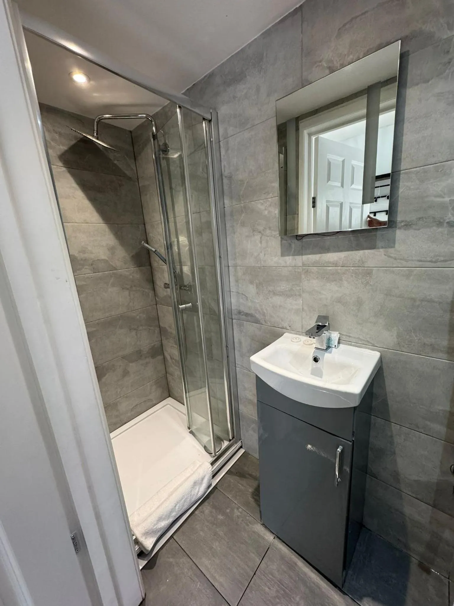 Shower in Golders Park Hotel