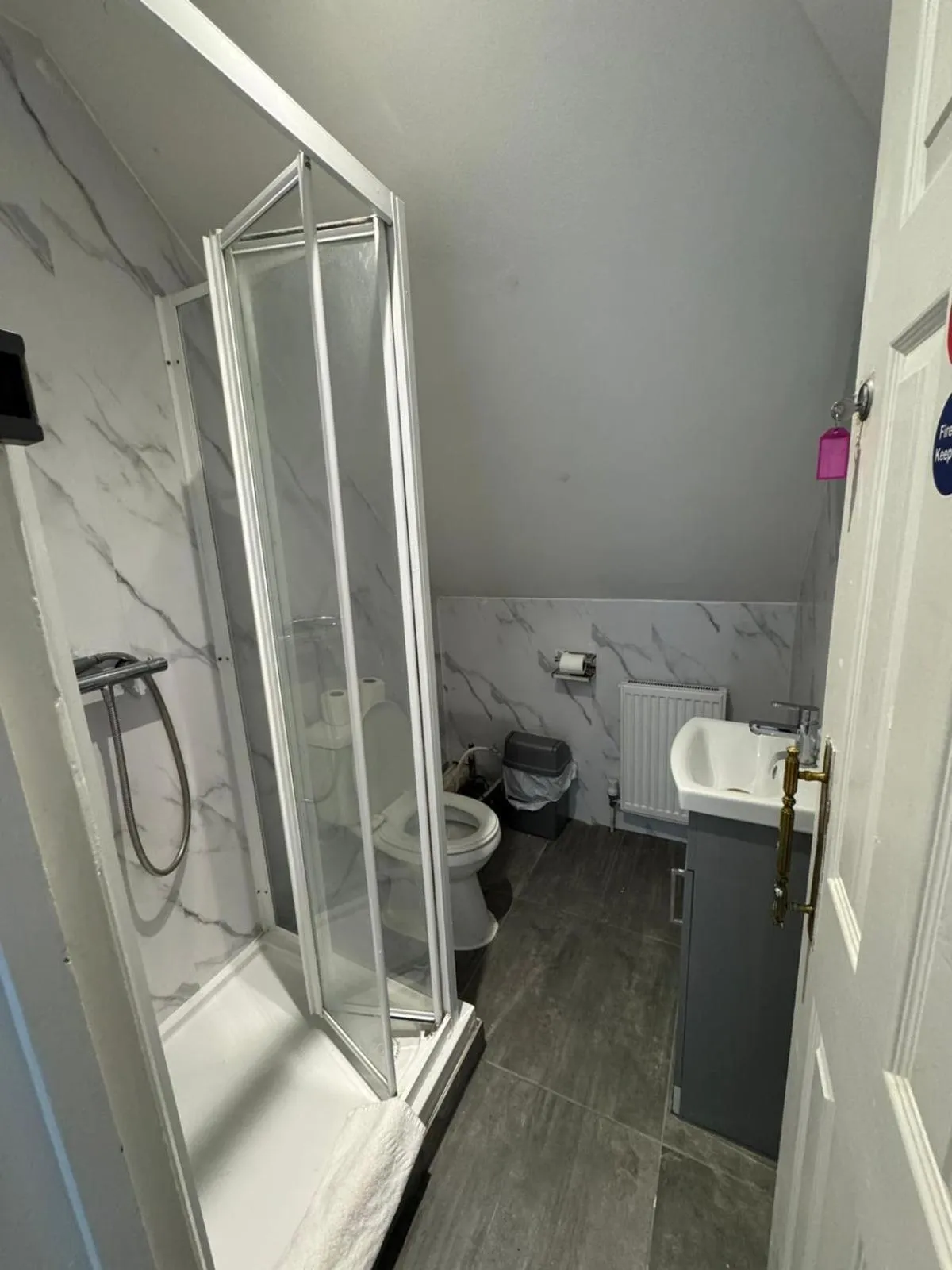 Shower in Golders Park Hotel