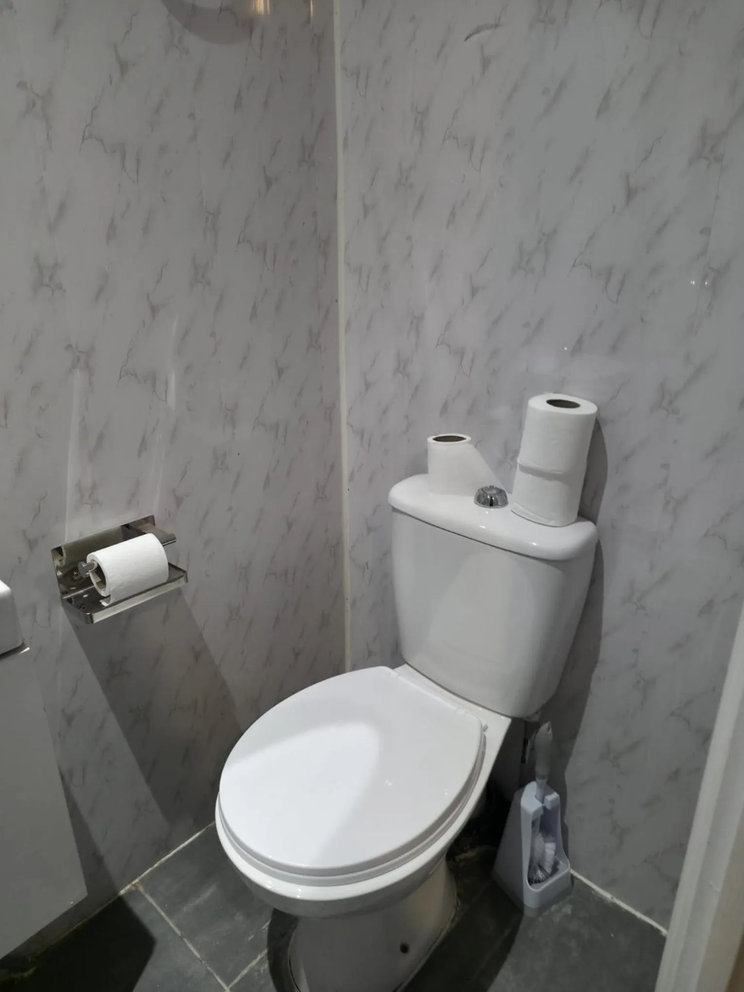 Toilet in Golders Park Hotel