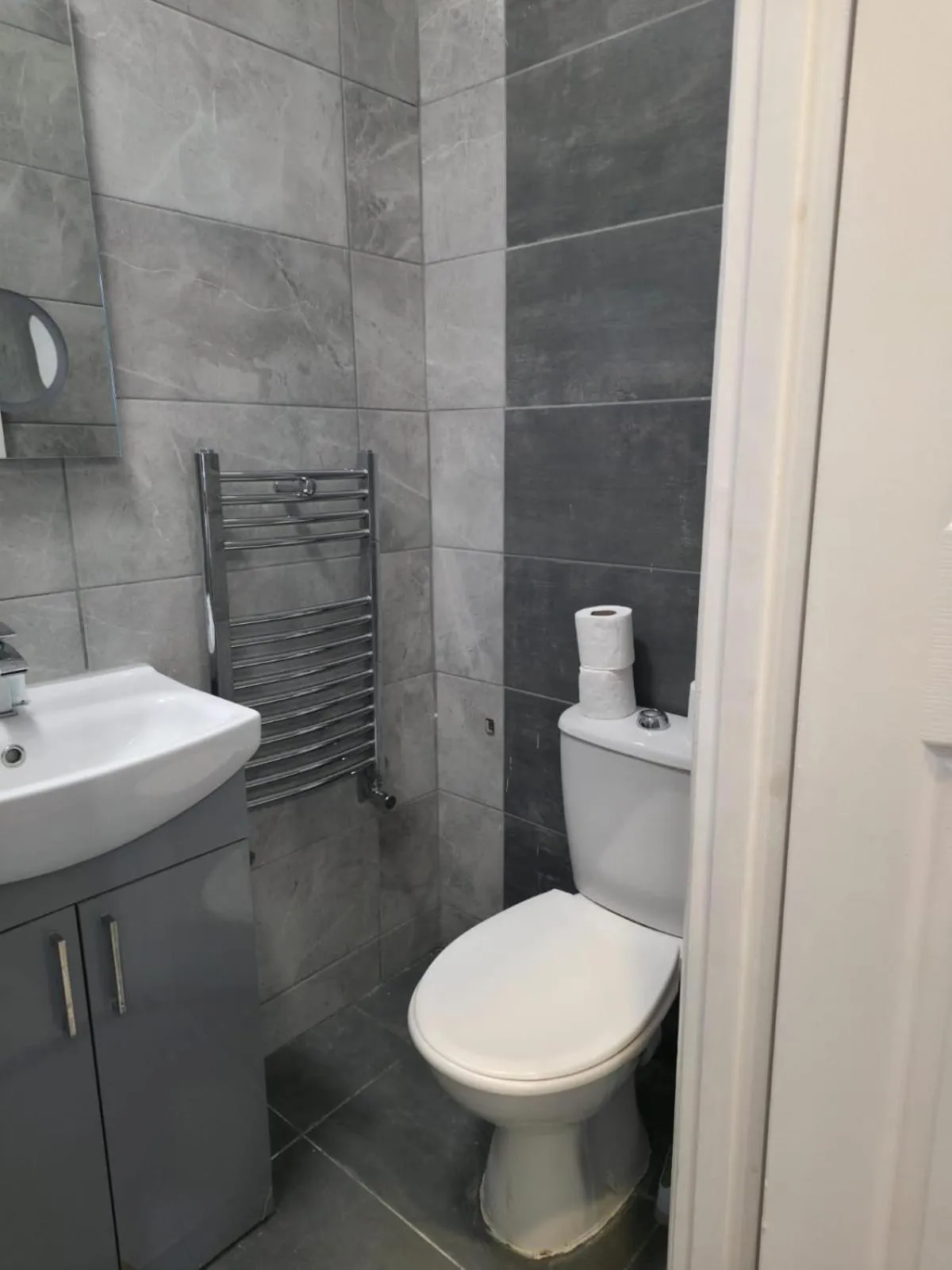 Toilet in Golders Park Hotel