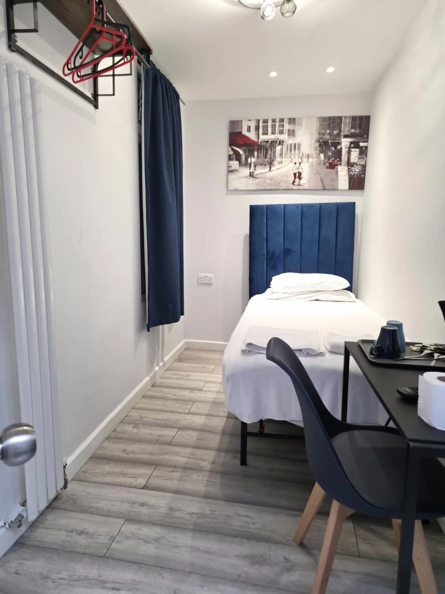 Bed in Golders Park Hotel