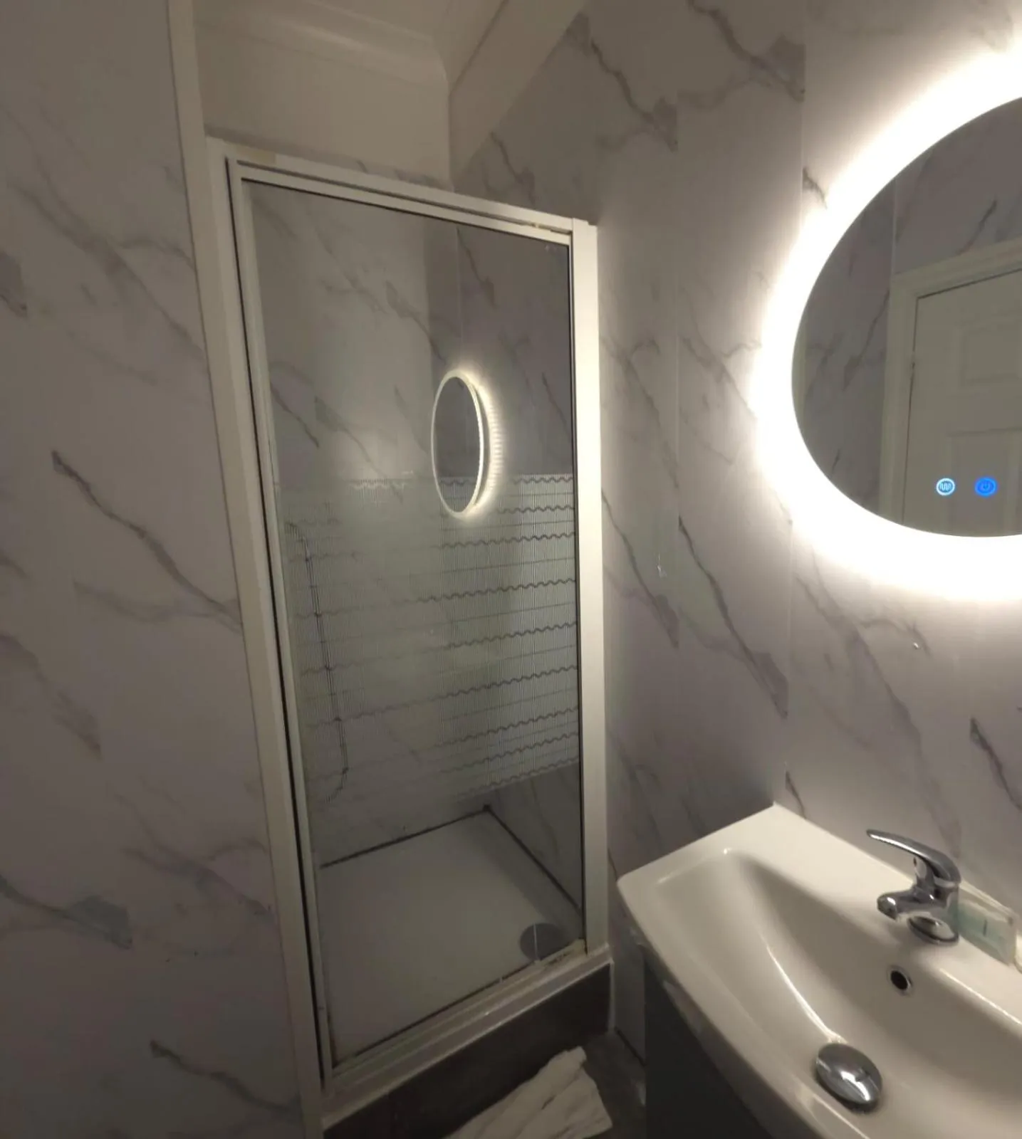 Shower in Golders Park Hotel