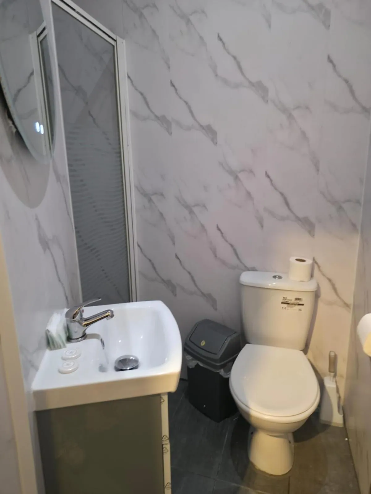 Toilet in Golders Park Hotel