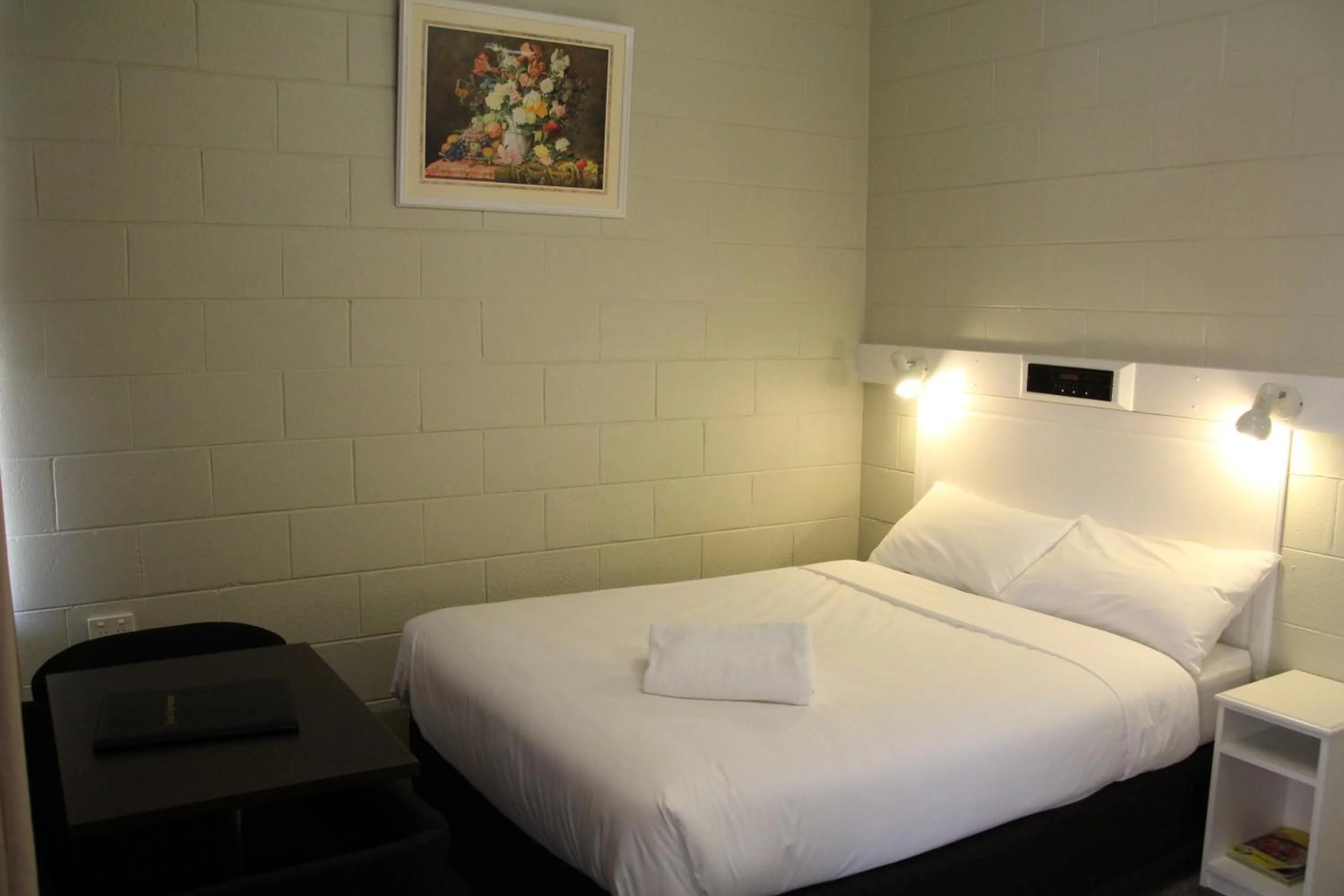 Bed in Central Coast Motel