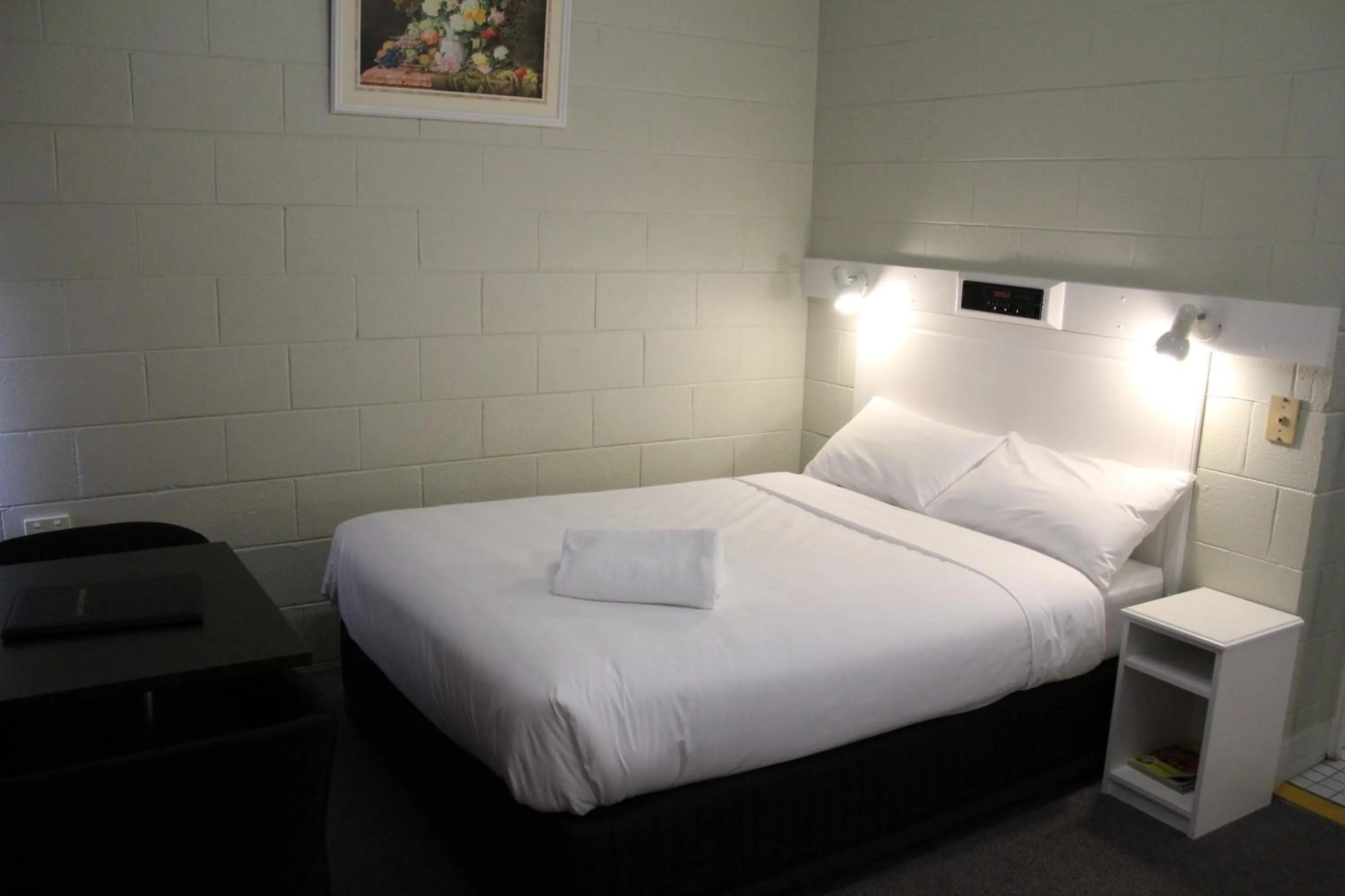 Bed in Central Coast Motel