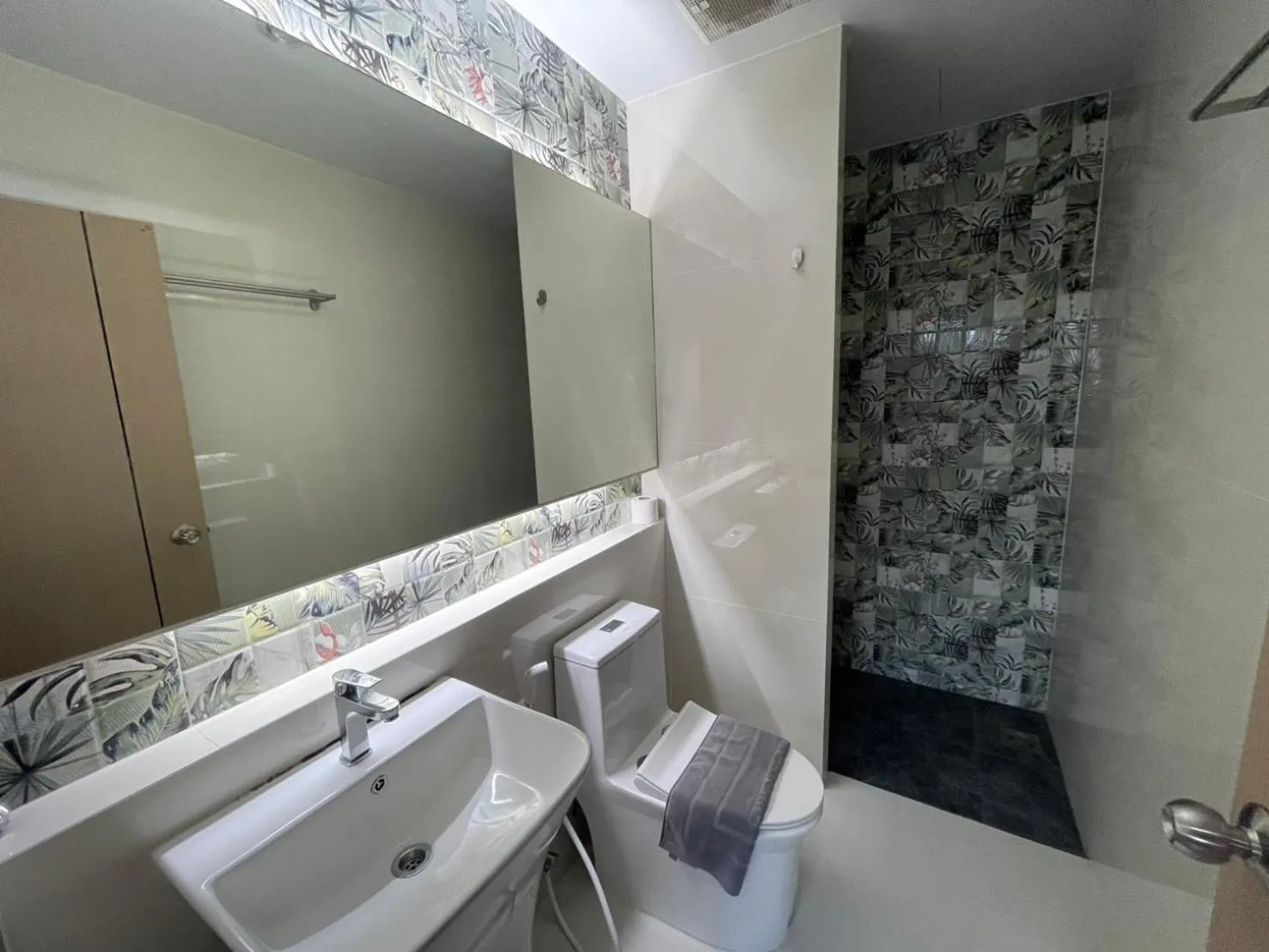 Shower in Baan Bangkok 97 Hotel