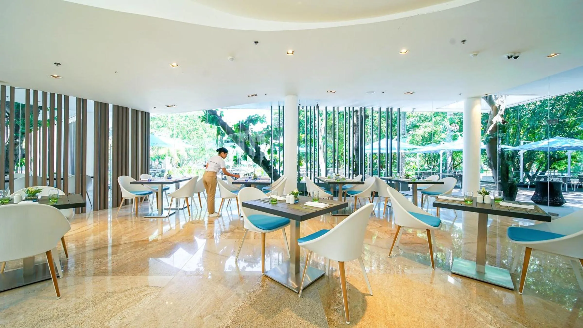 Restaurant/places to eat in Tambuli Seaside Resort and Spa