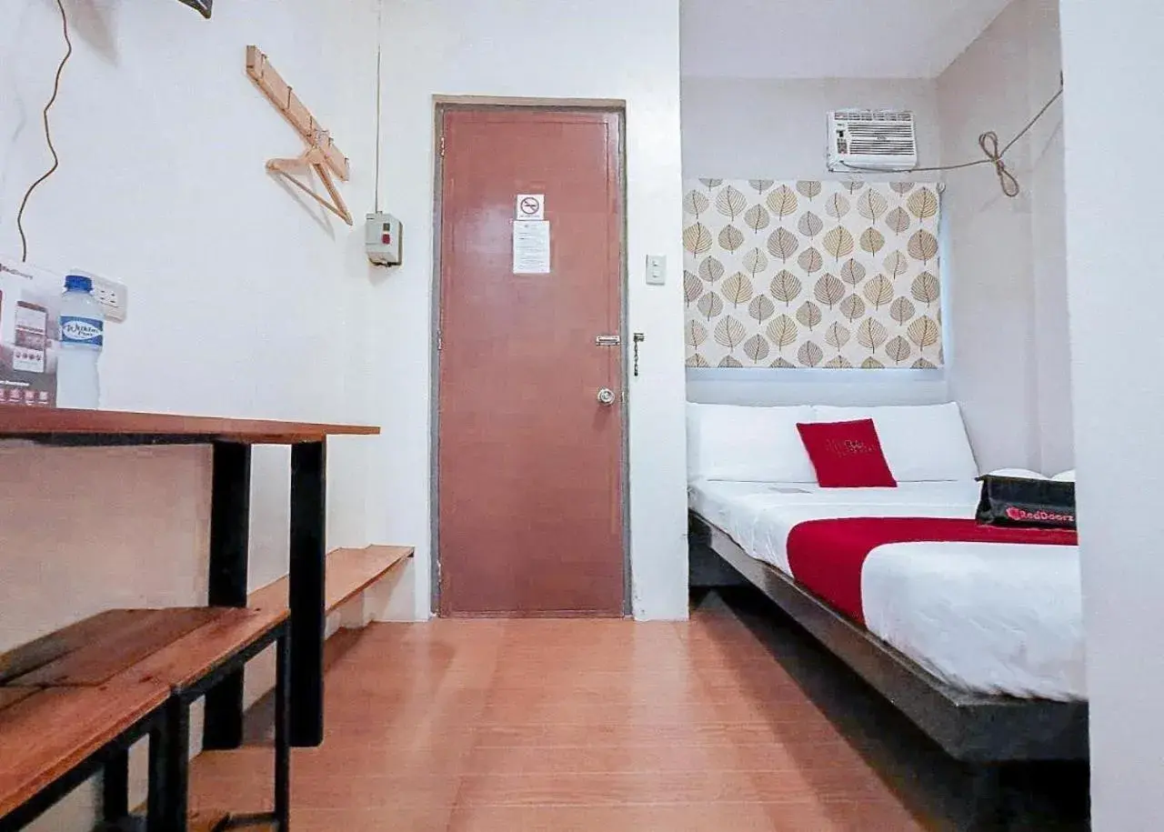 Deluxe Room in RedDoorz near KCC Mall Gensan Deluxe Room in RedDoorz near KCC Mall Gensan