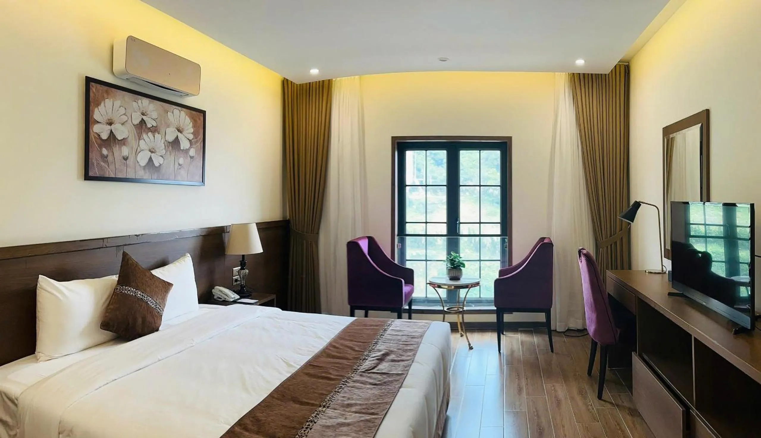 Deluxe Double or Twin Room with Mountain View in Heaven Gate Hotel O Quy Ho