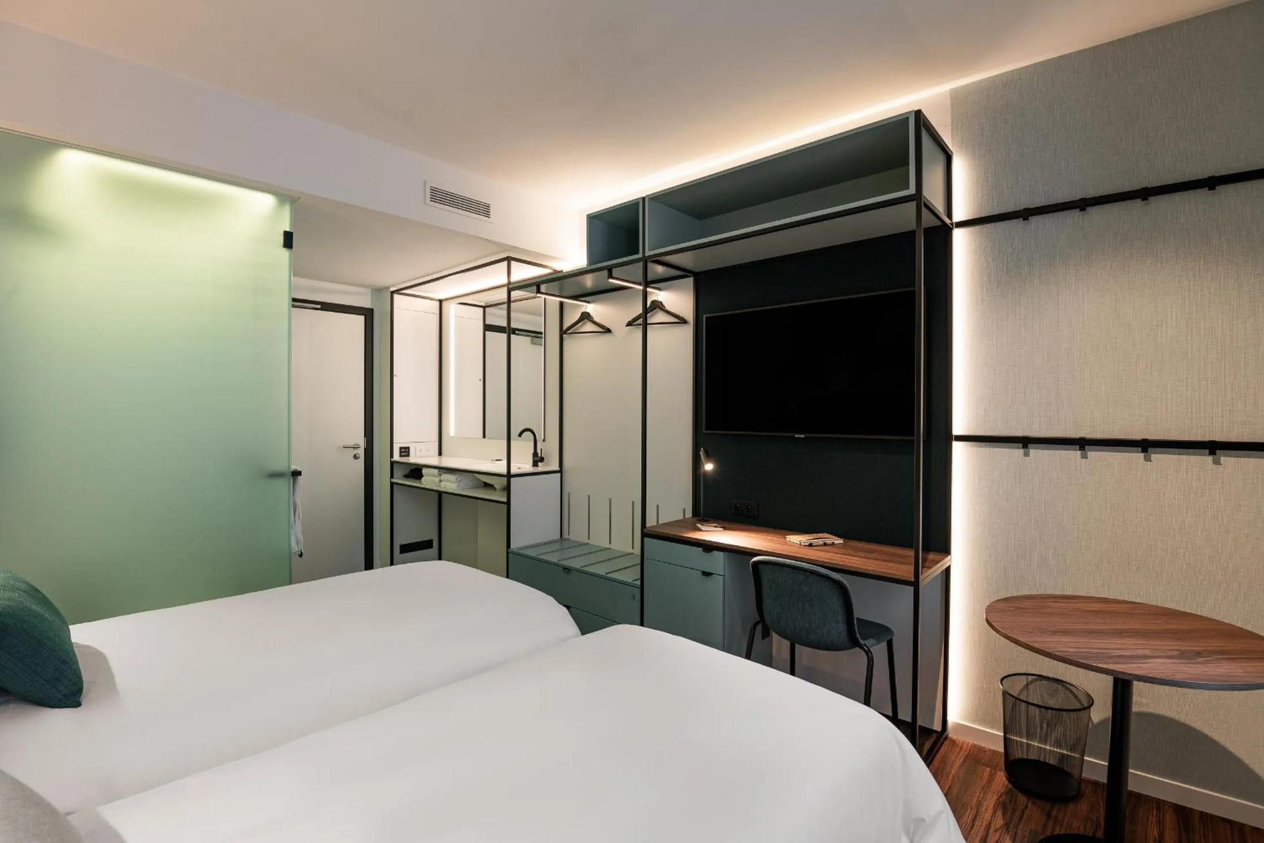 Shower, Bed in A-STAY Antwerp