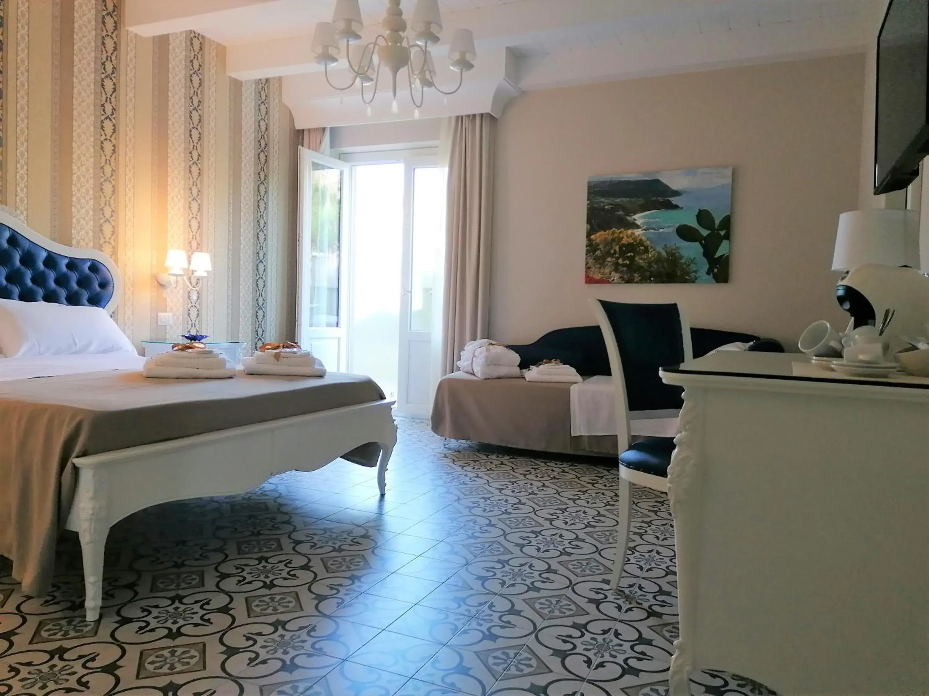 Deluxe Triple Room in Sui Generis Tropea Luxury Rooms Deluxe Triple Room in Sui Generis Tropea Luxury Rooms