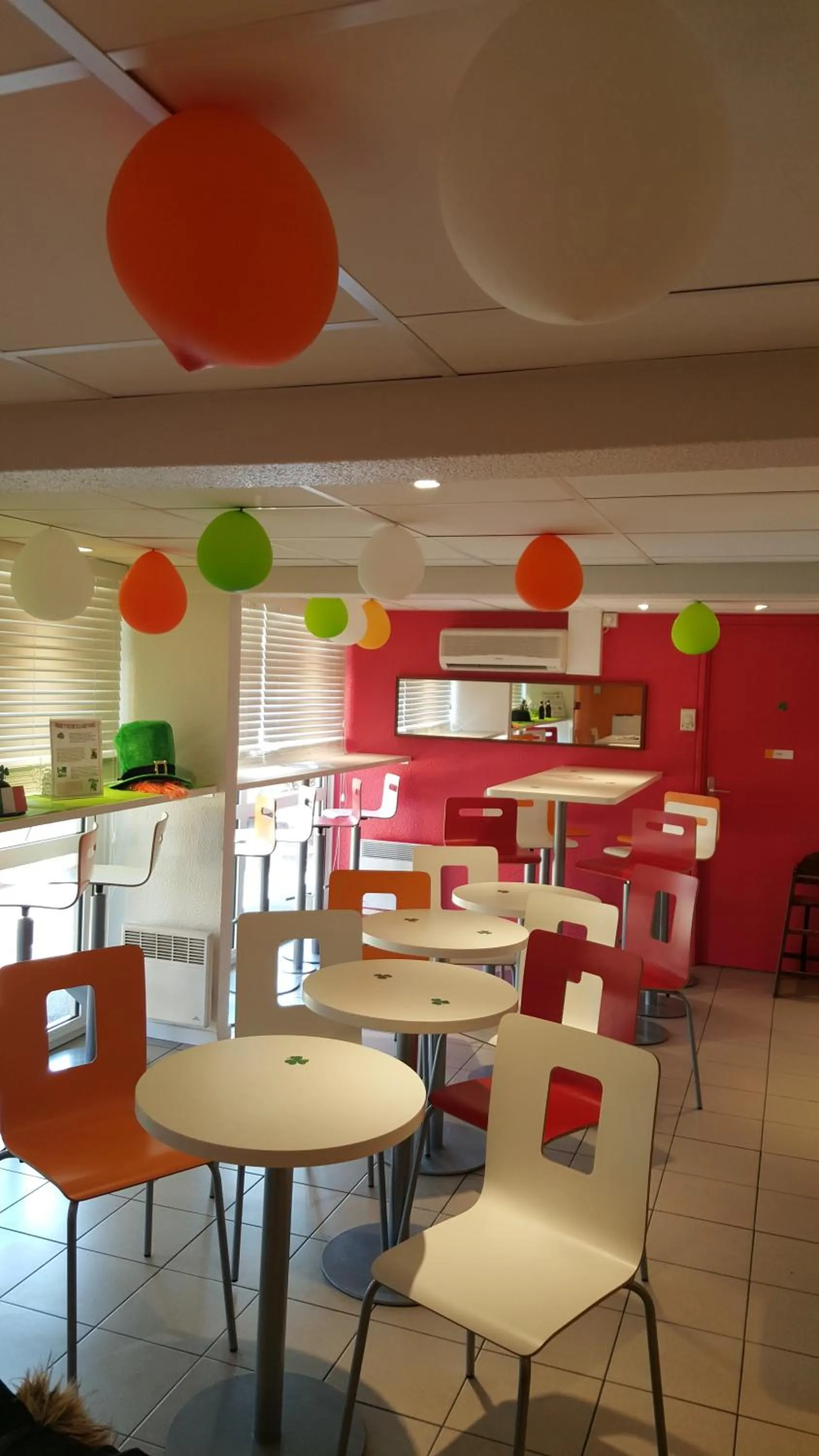 Restaurant/places to eat in Premiere Classe Plaisir