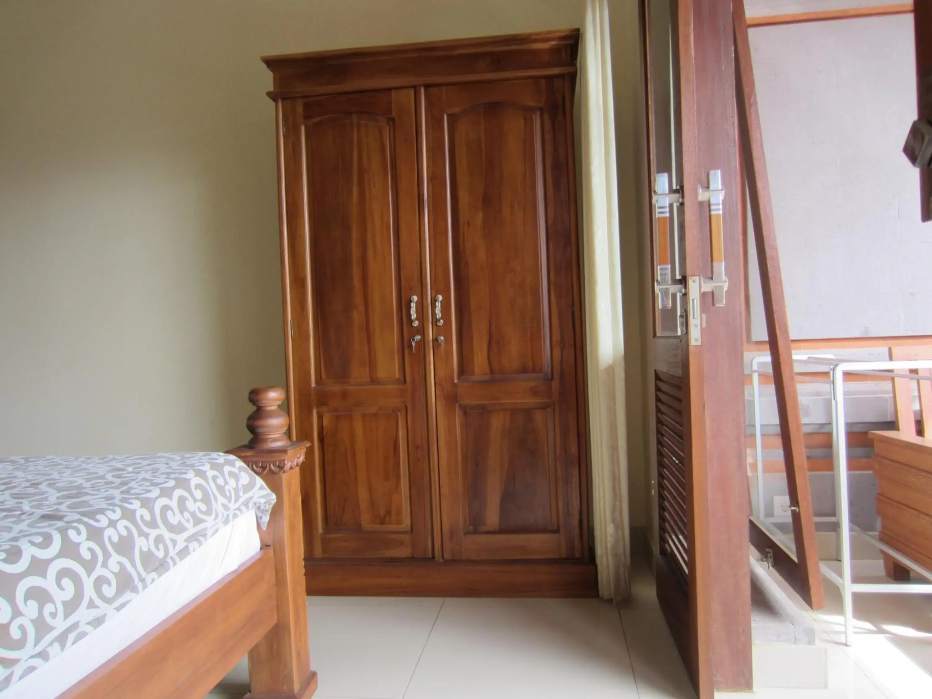 wardrobe, Bed in Danasari Homestay