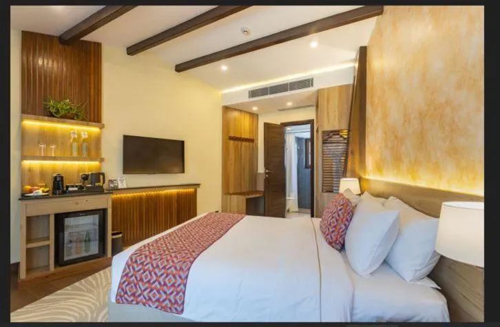 Photo of the whole room, Bed in Fish Tail Lodge