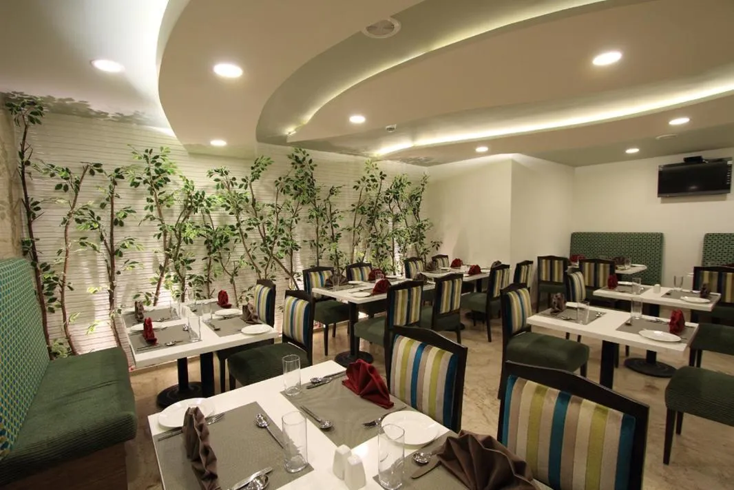 Restaurant/places to eat in La Woods Hotel