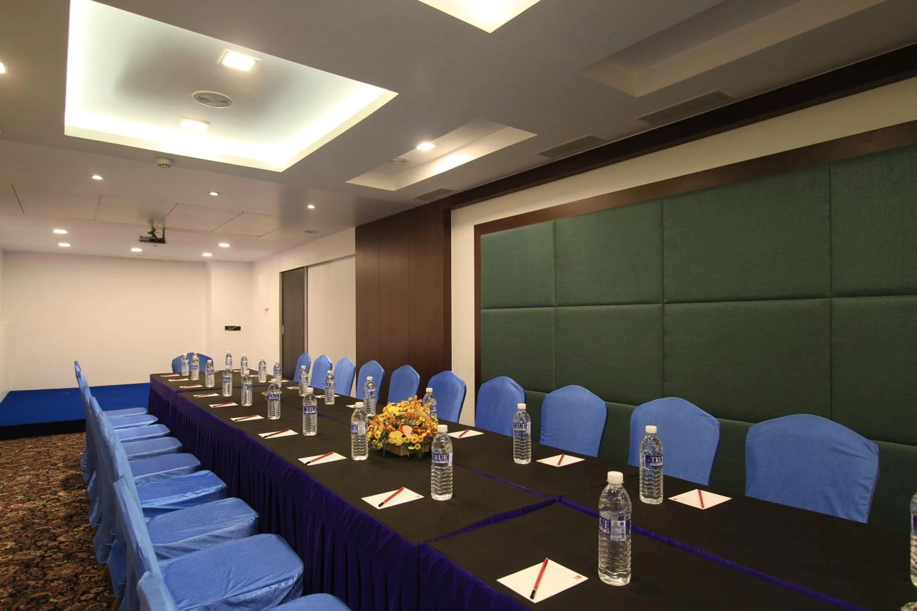 Banquet/Function facilities in La Woods Hotel