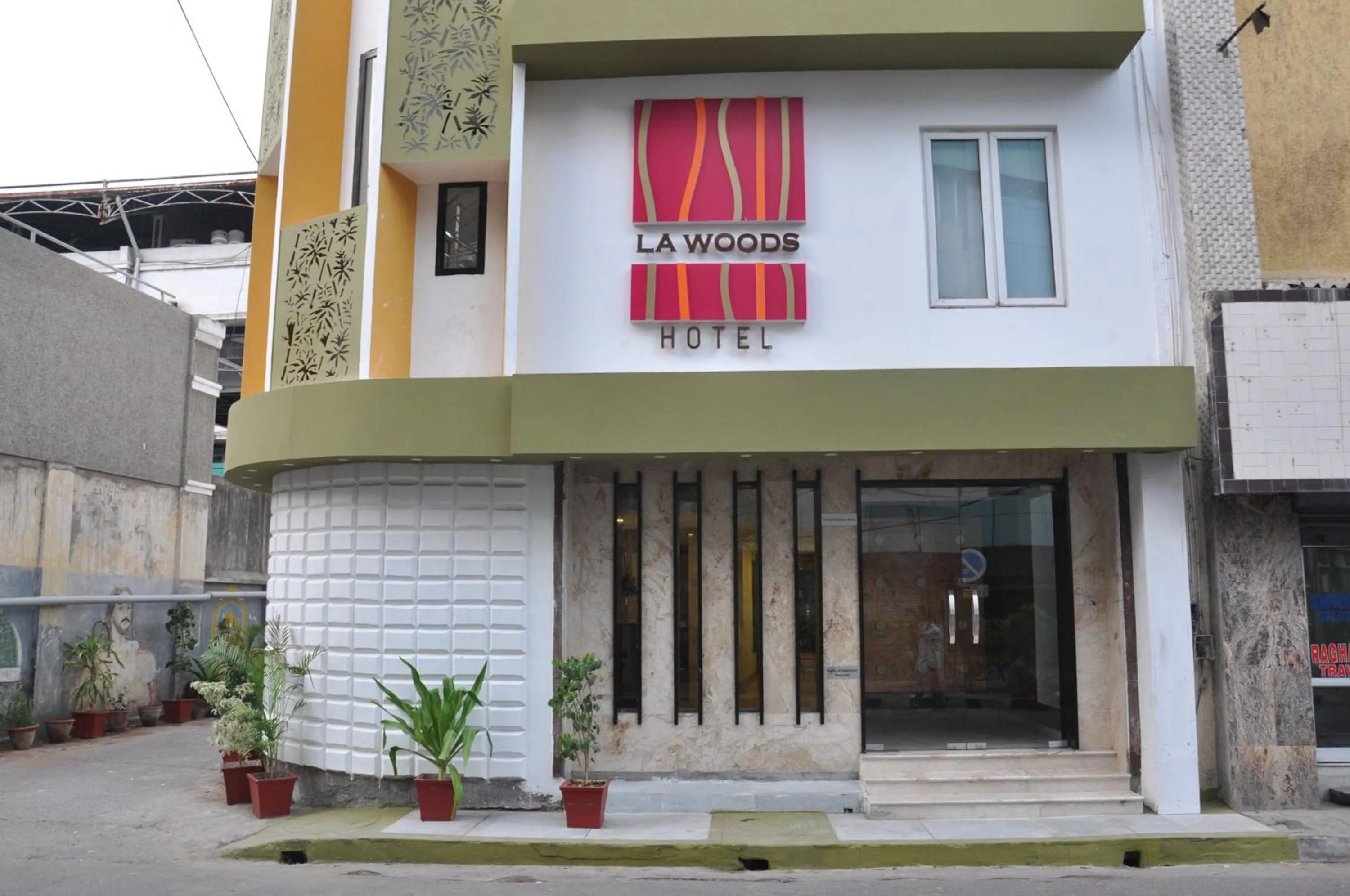 Facade/entrance in La Woods Hotel