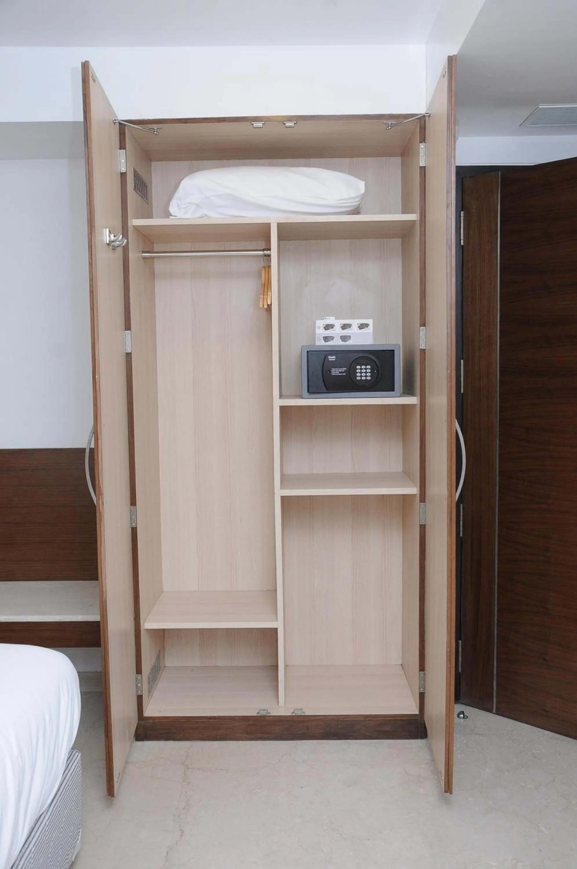 Living room, Bed in La Woods Hotel