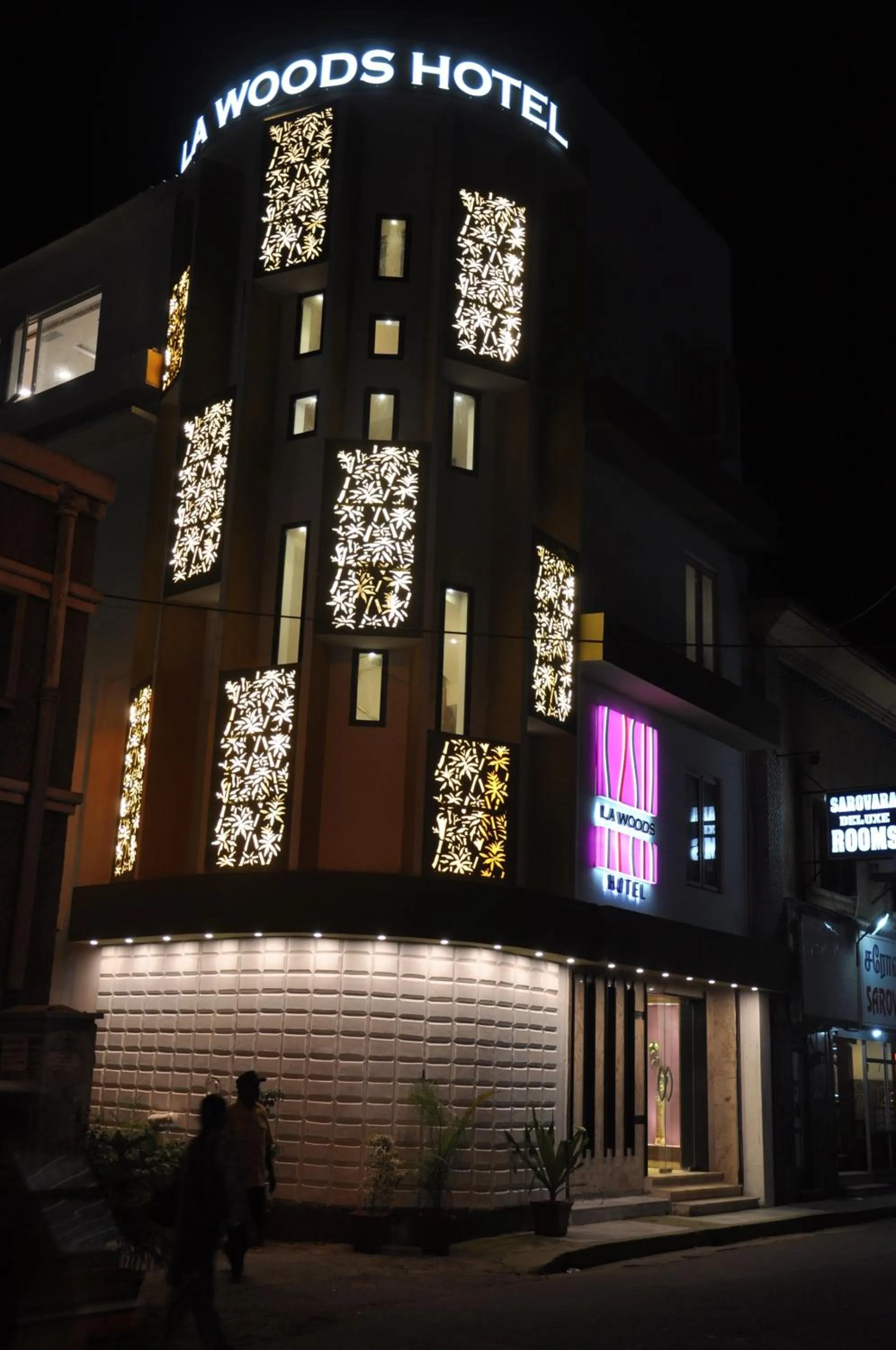 Facade/entrance in La Woods Hotel