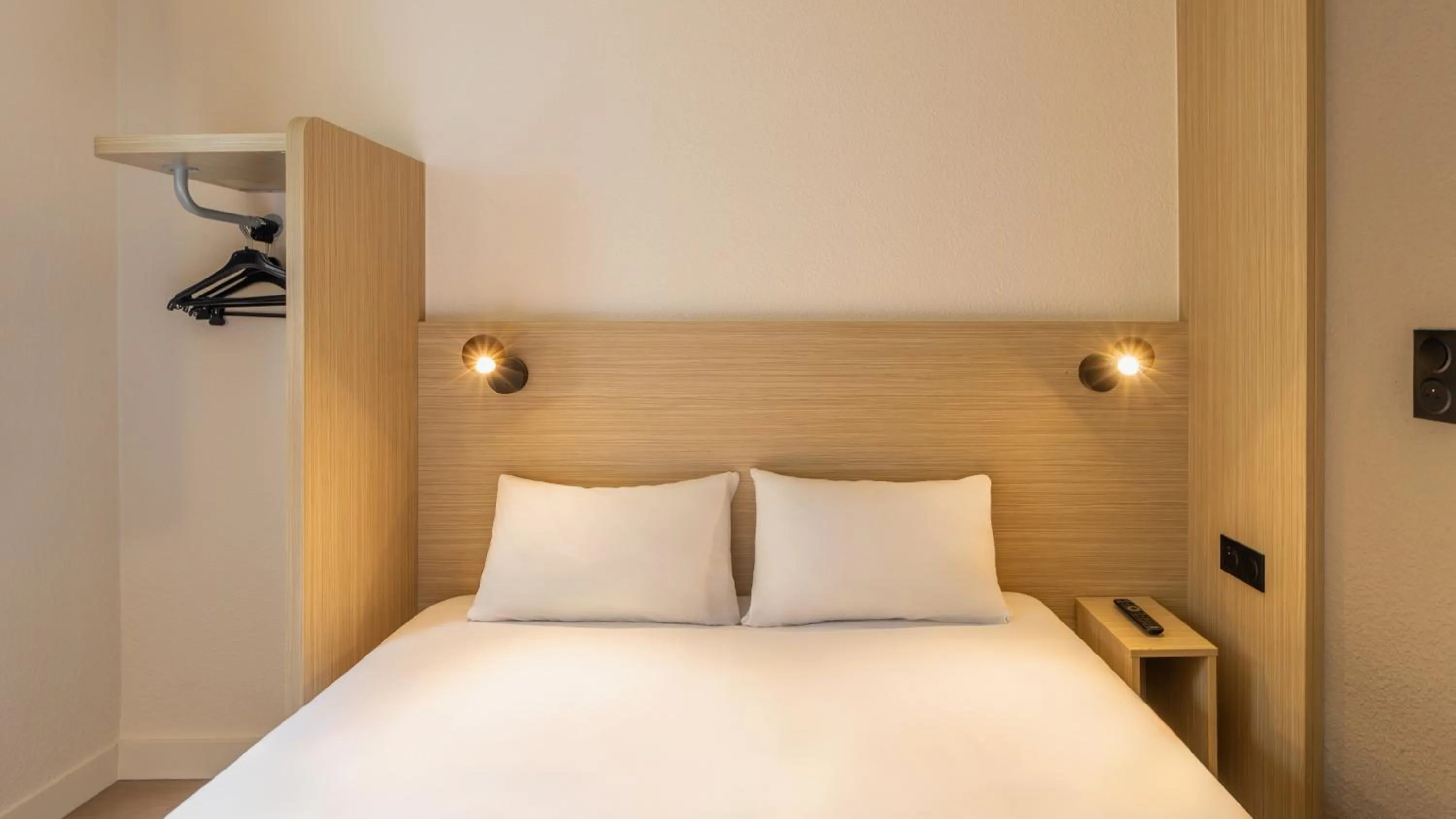 Bedroom, Bed in Premiere Classe Roissy CDG - Paris Nord 2 - Parc des Expositions