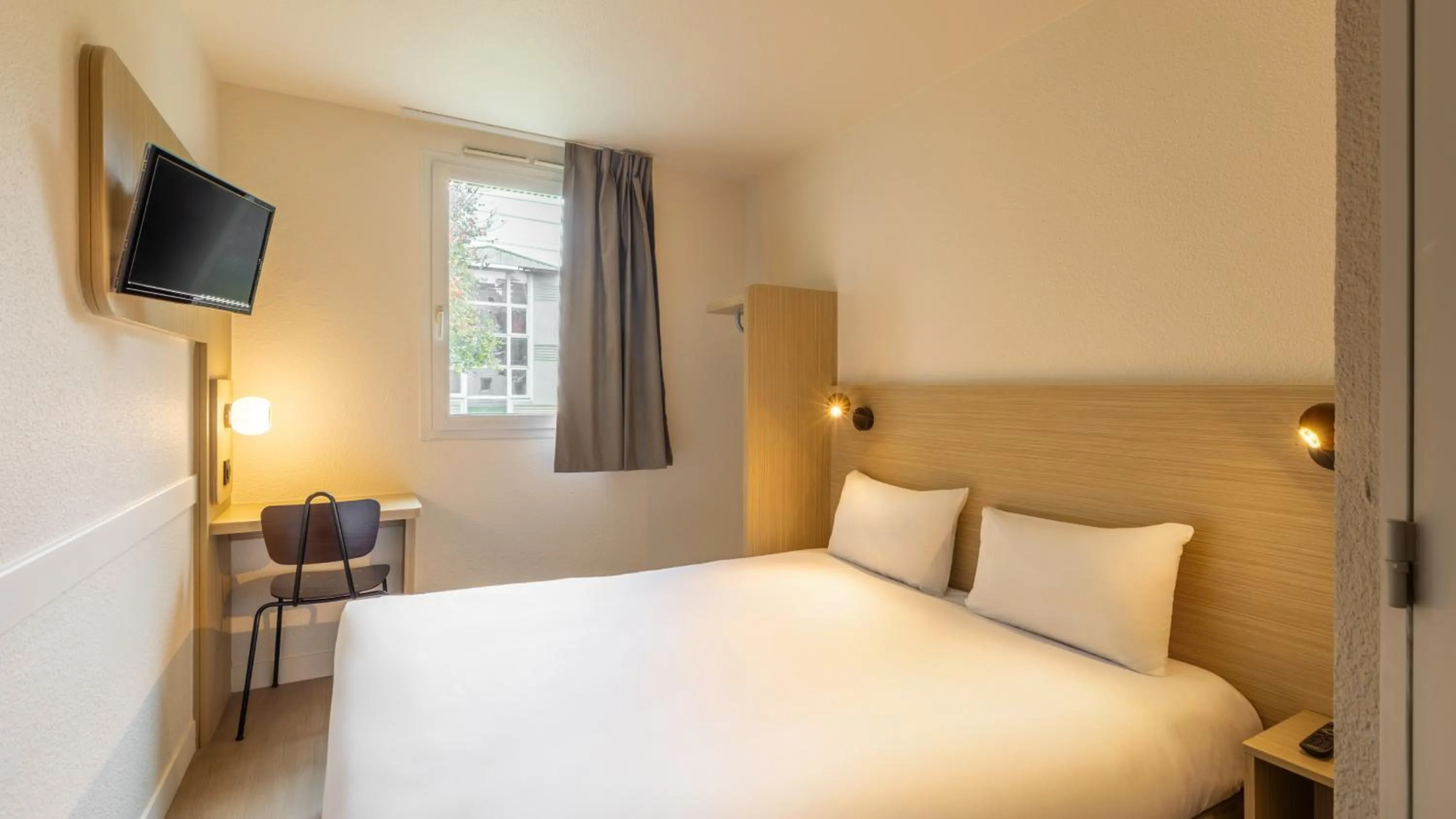 Bedroom, Bed in Premiere Classe Roissy CDG - Paris Nord 2 - Parc des Expositions