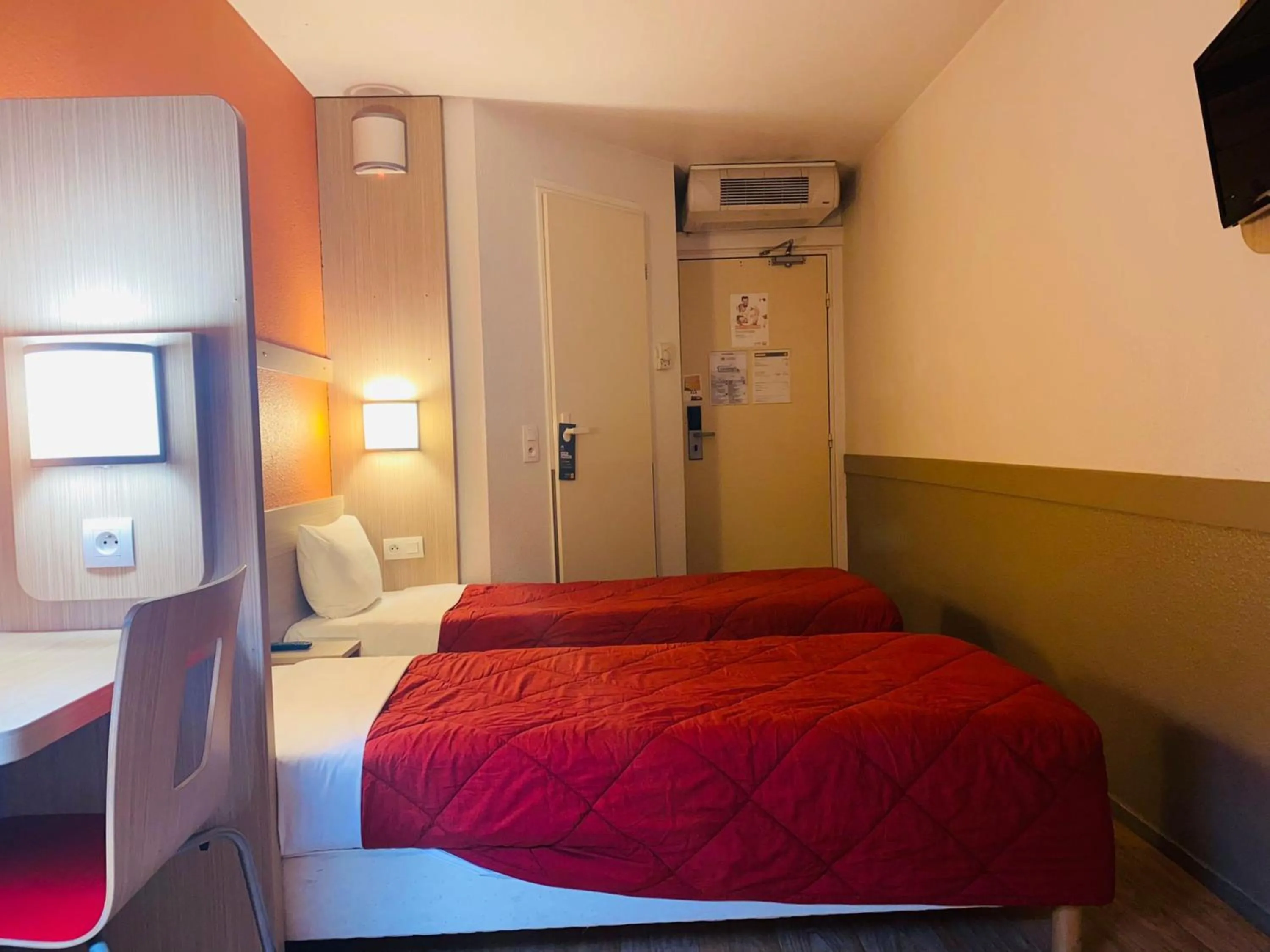 Bedroom, Bed in Premiere Classe Roissy CDG - Paris Nord 2 - Parc des Expositions