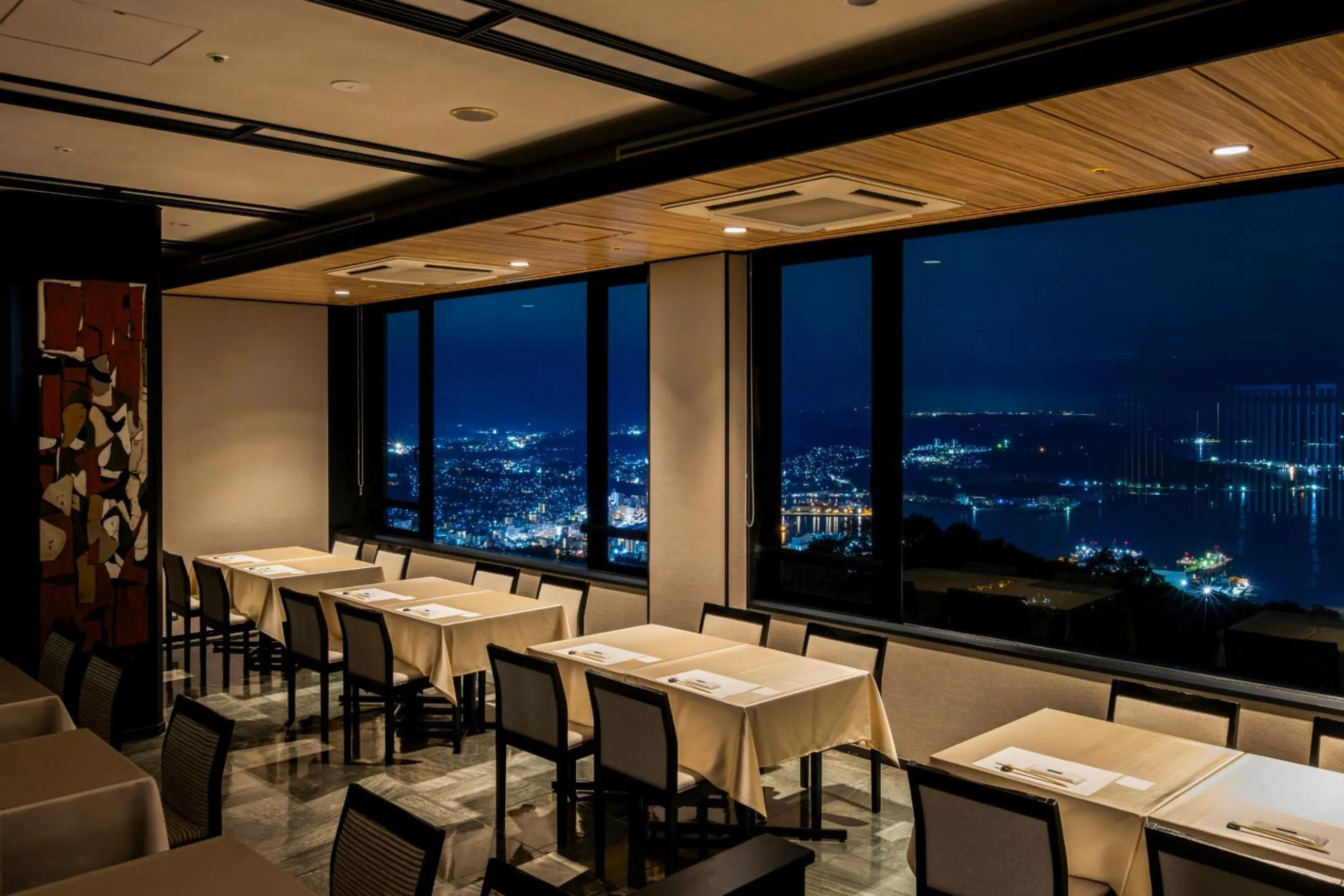 Restaurant/places to eat in Yumihari-no-Oka Hotel