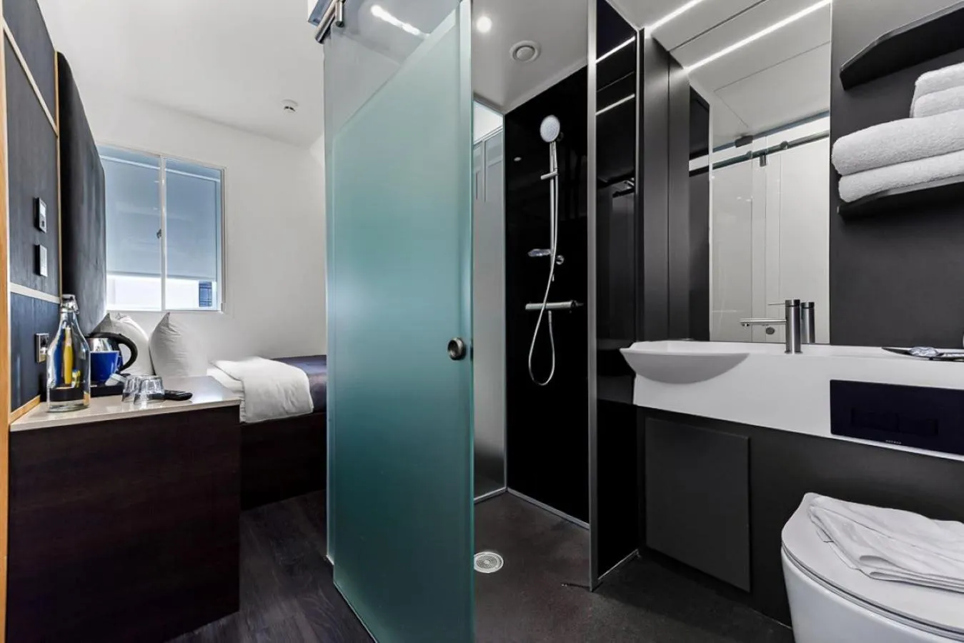 Bathroom, Bed in The Z Hotel Trafalgar