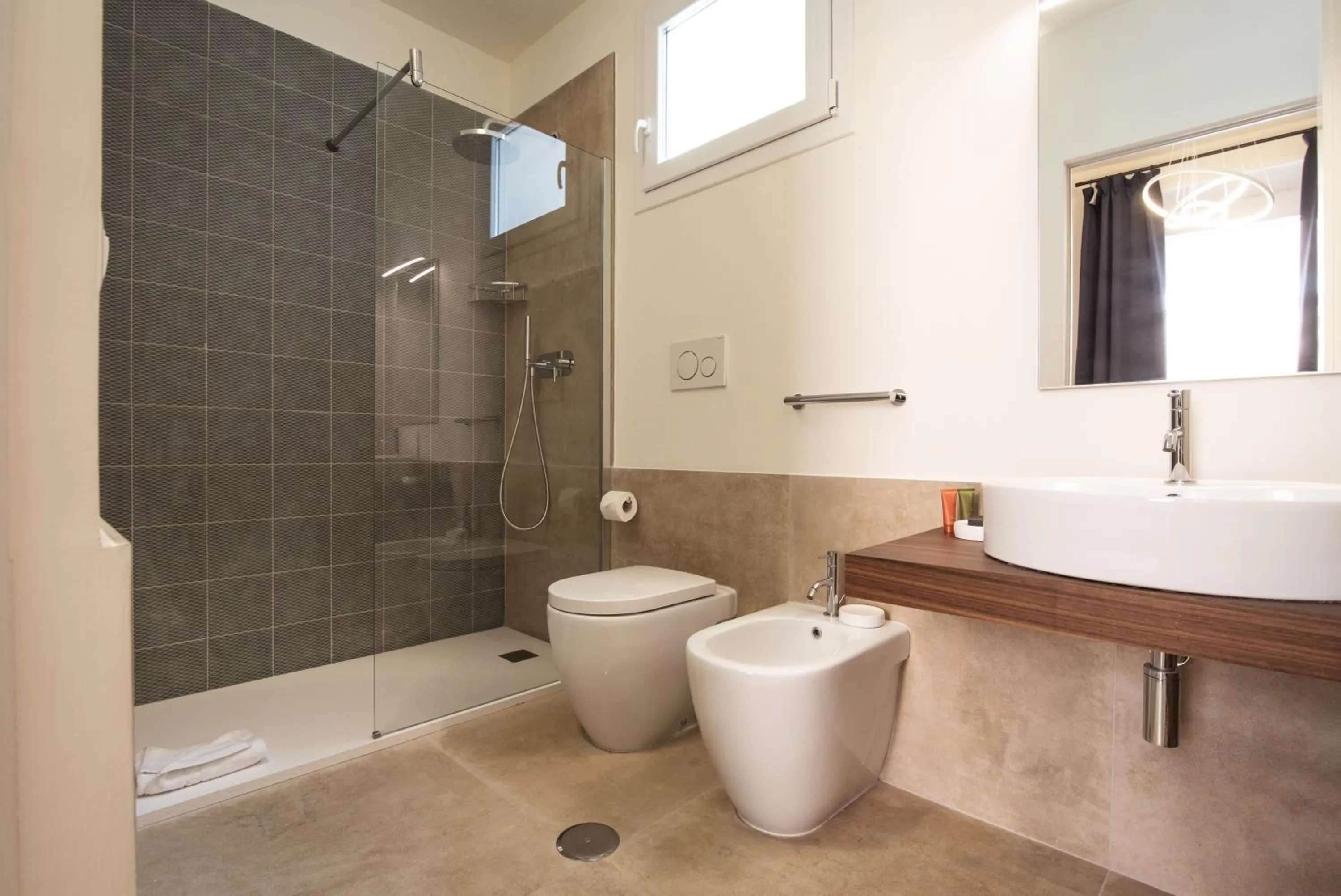 Toilet in BEIGE ET BLE' GuestHouse