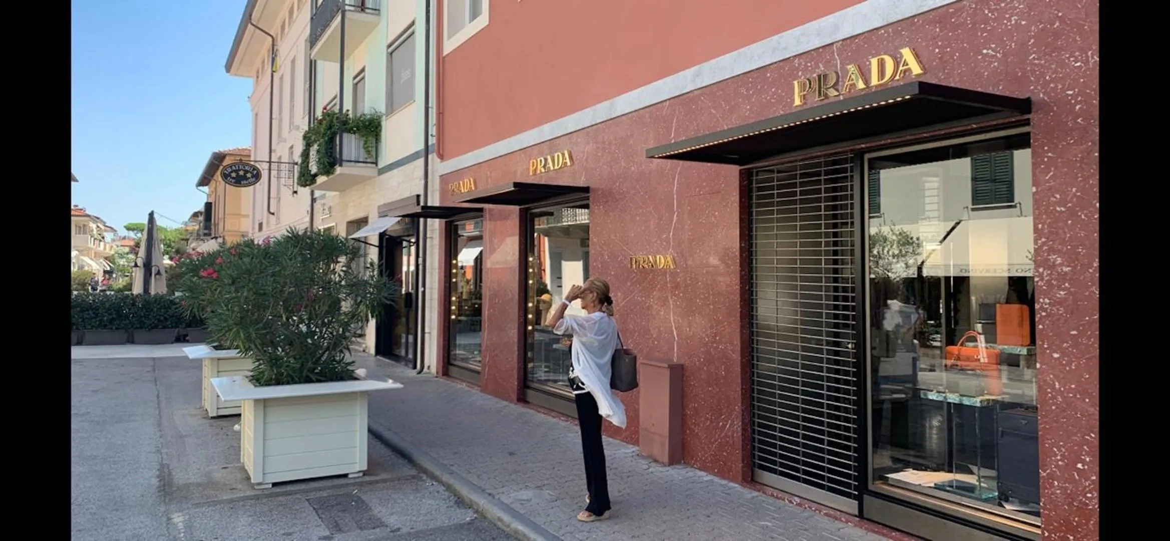Shopping Area in Villa Allende in Forte dei Marmi
