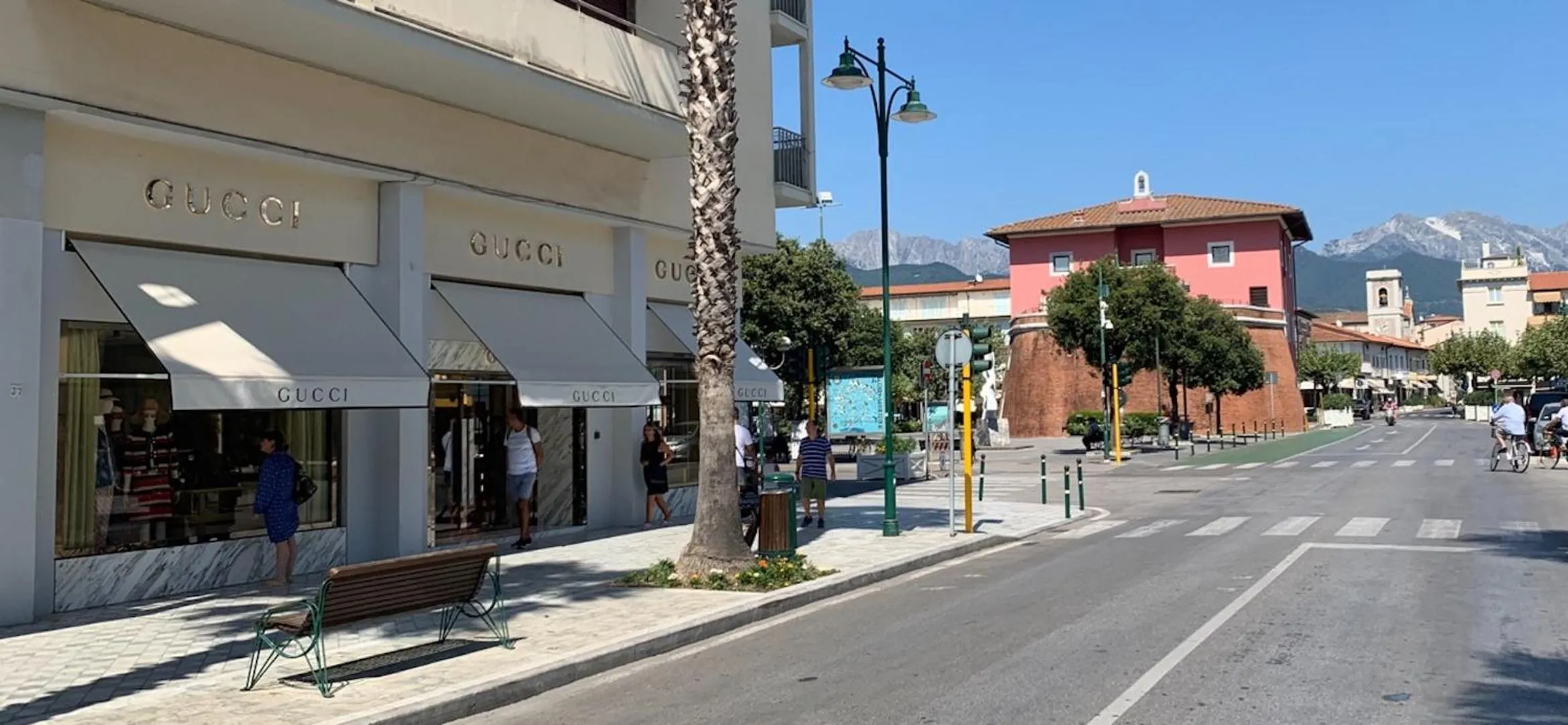 Shopping Area in Villa Allende in Forte dei Marmi