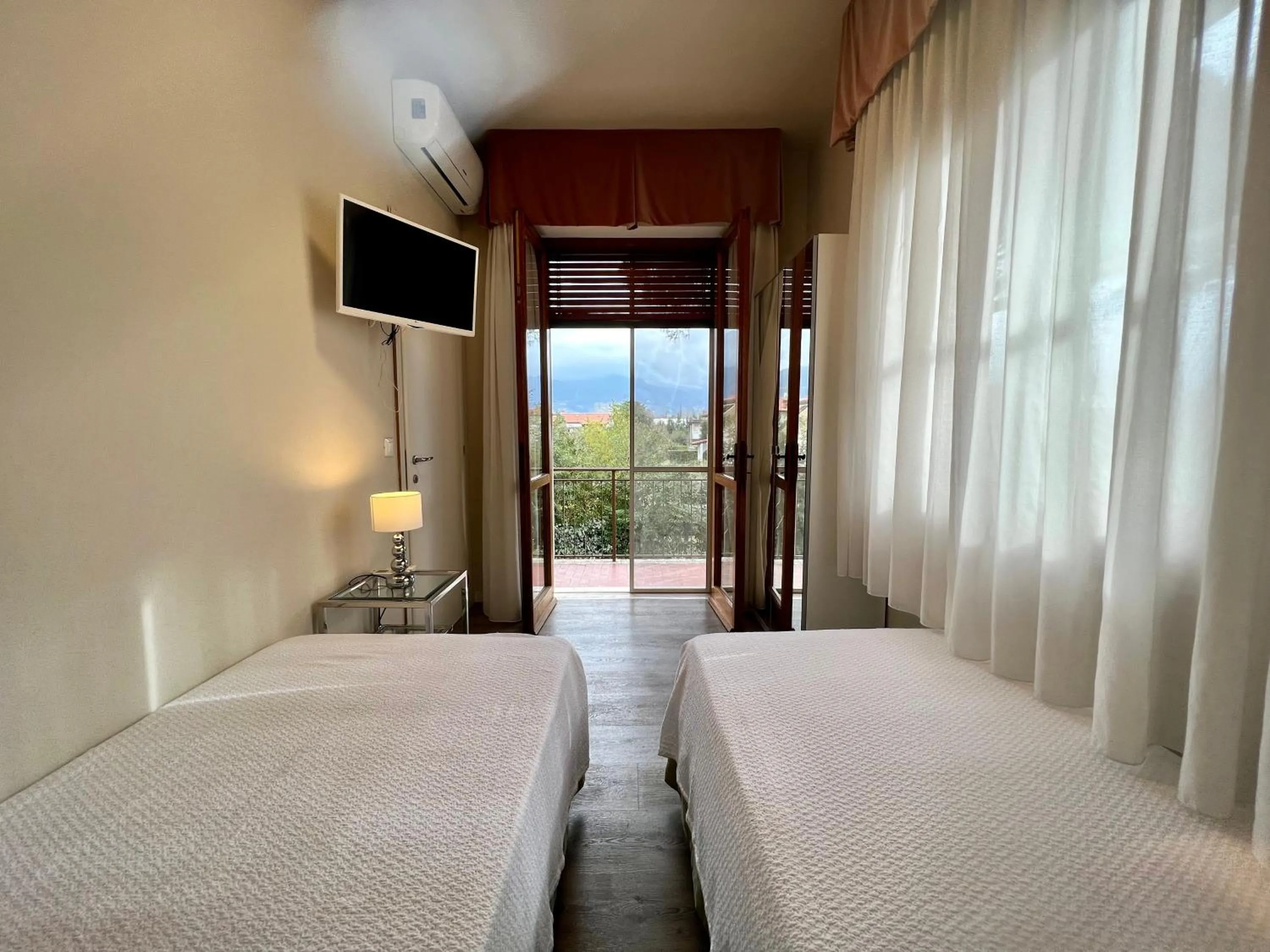 TV and multimedia, Bed in Villa Allende in Forte dei Marmi