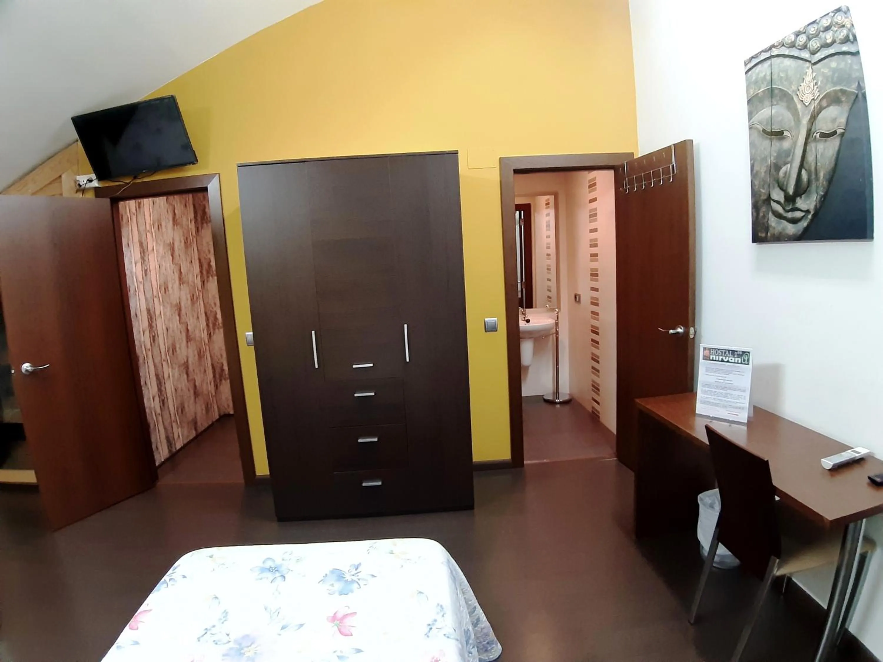 Bathroom, Bed in Hostal Nirvana