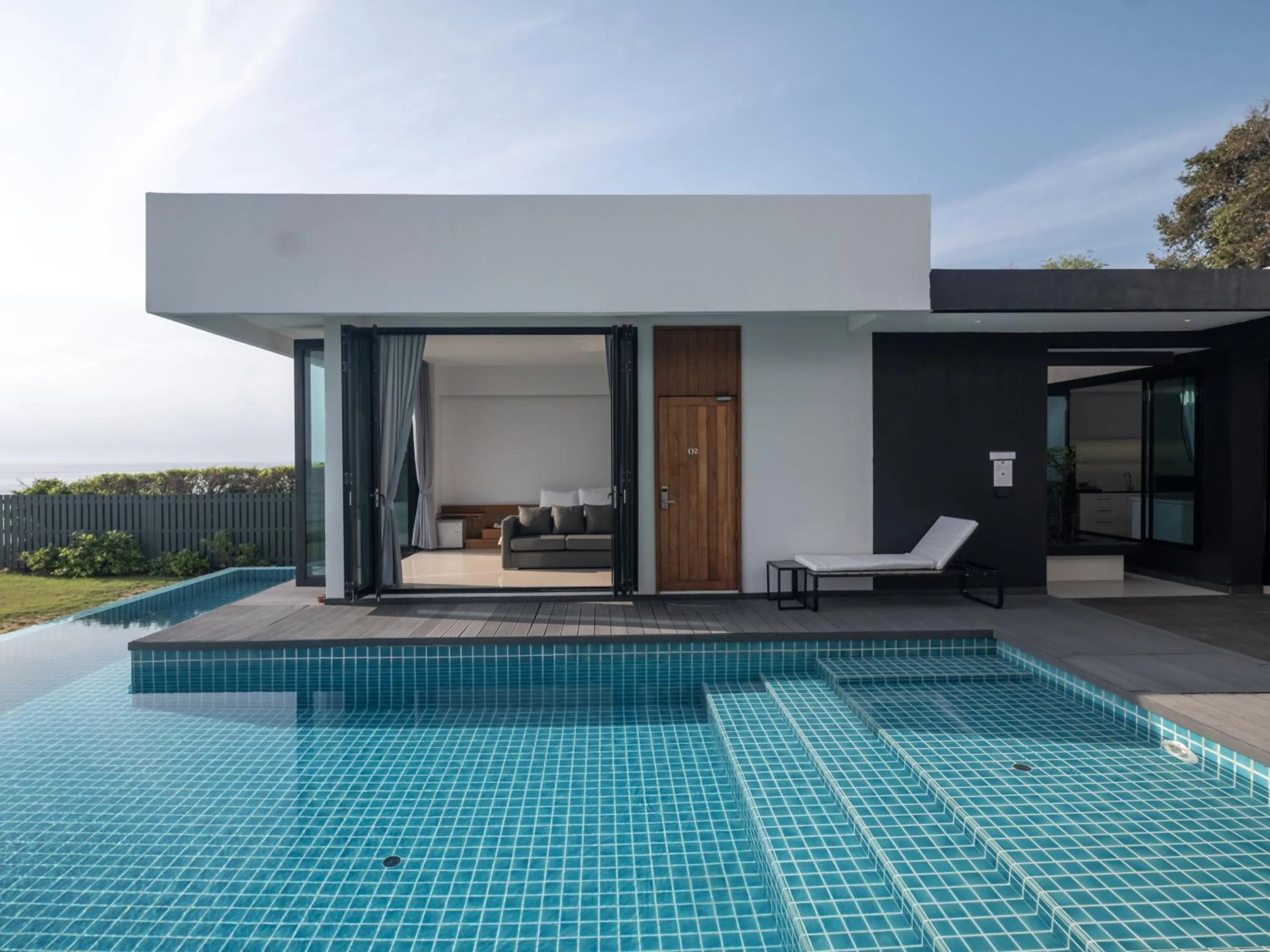 Swimming pool in Sunshine Paradise Resort