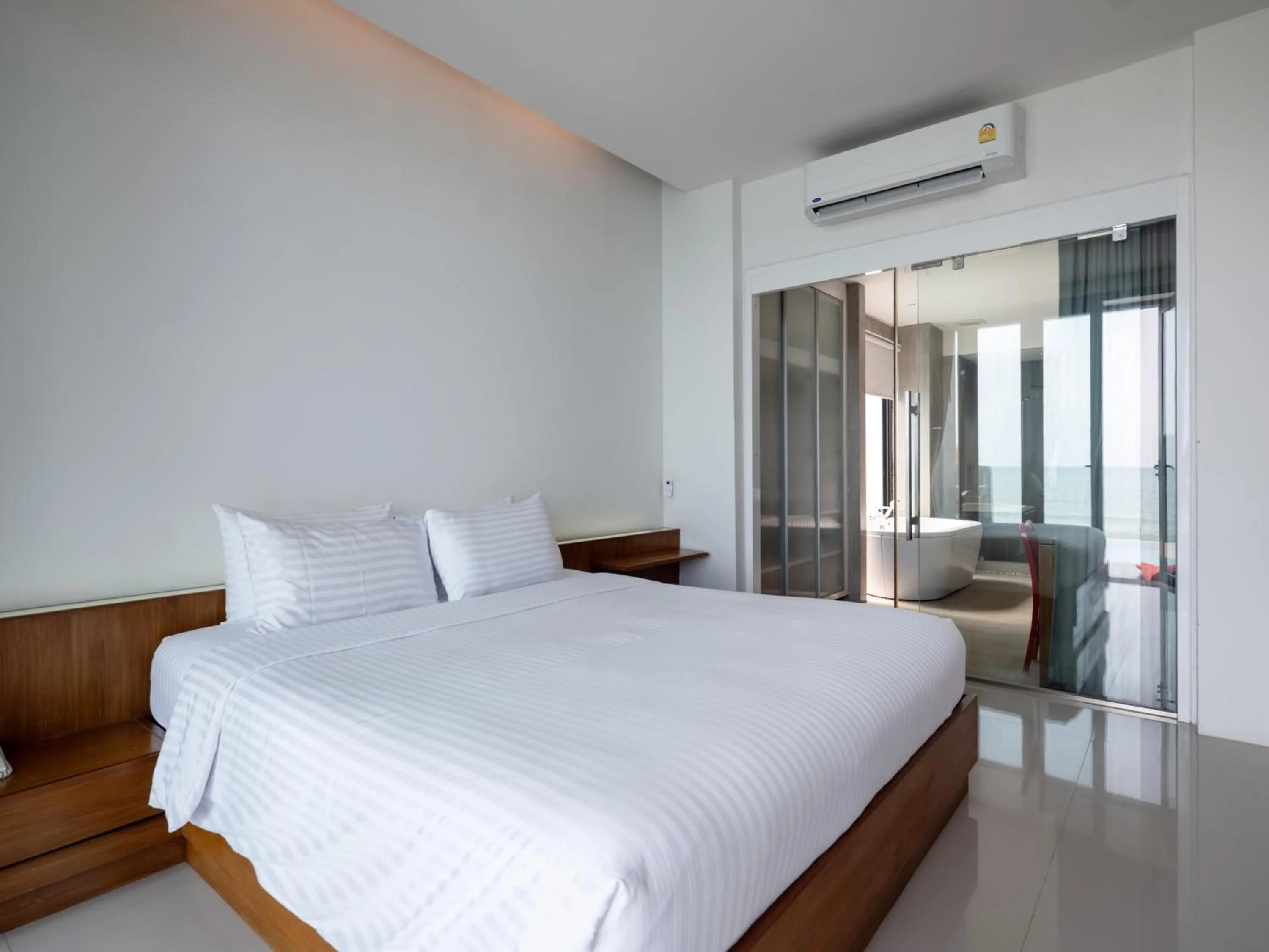 Bed in Sunshine Paradise Resort