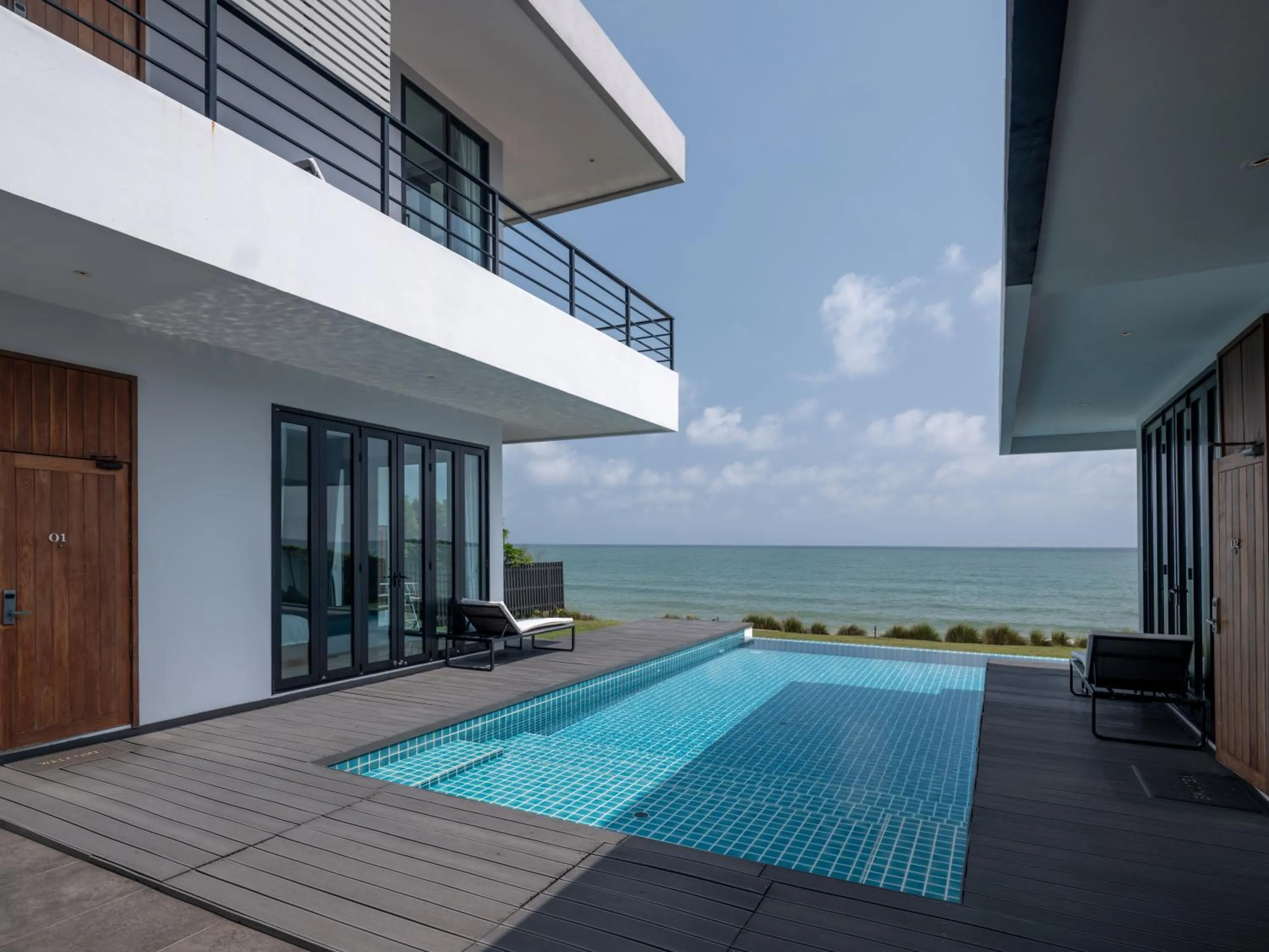 Swimming pool in Sunshine Paradise Resort