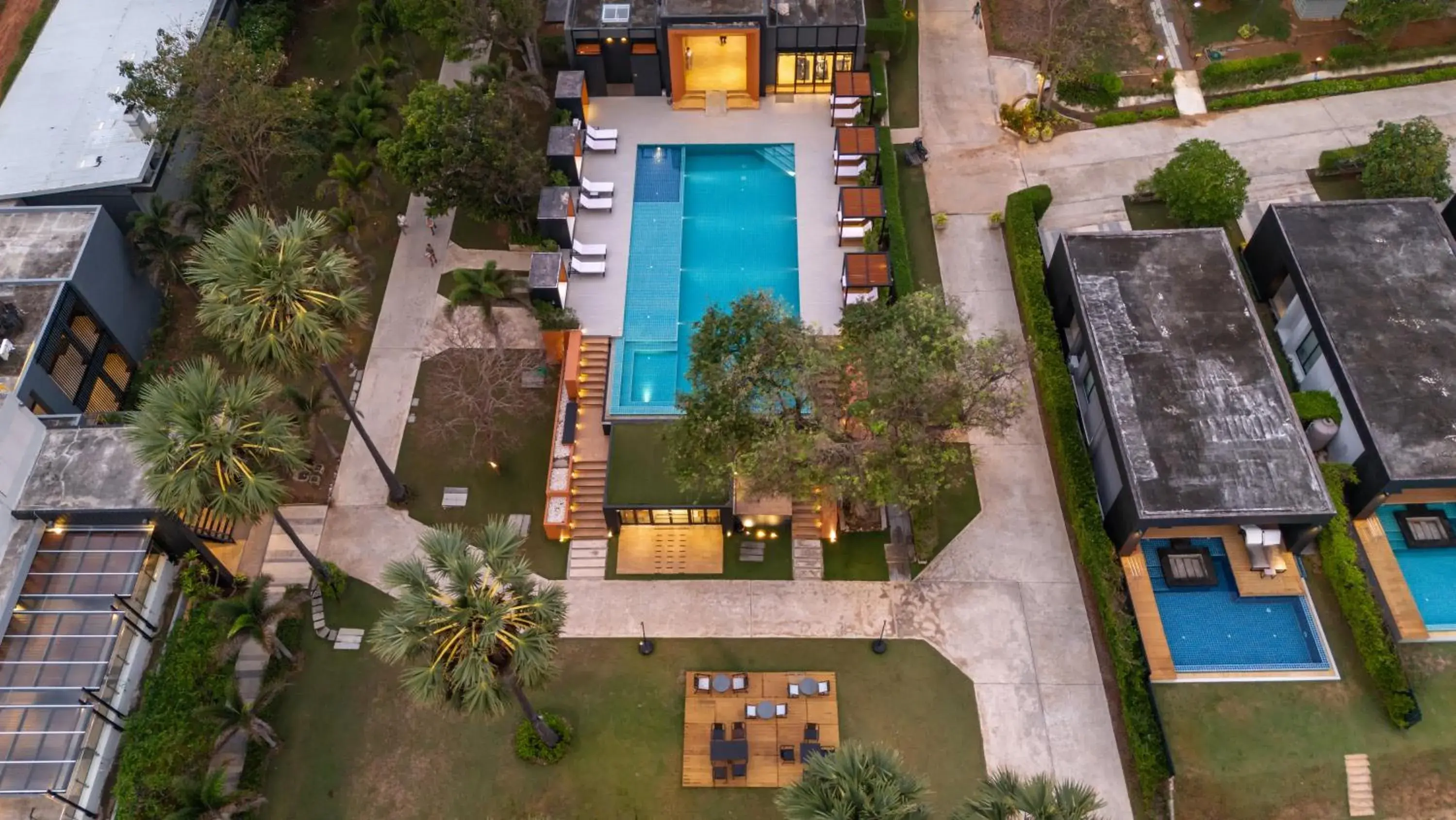 Swimming pool in Sunshine Paradise Resort Swimming pool in Sunshine Paradise Resort